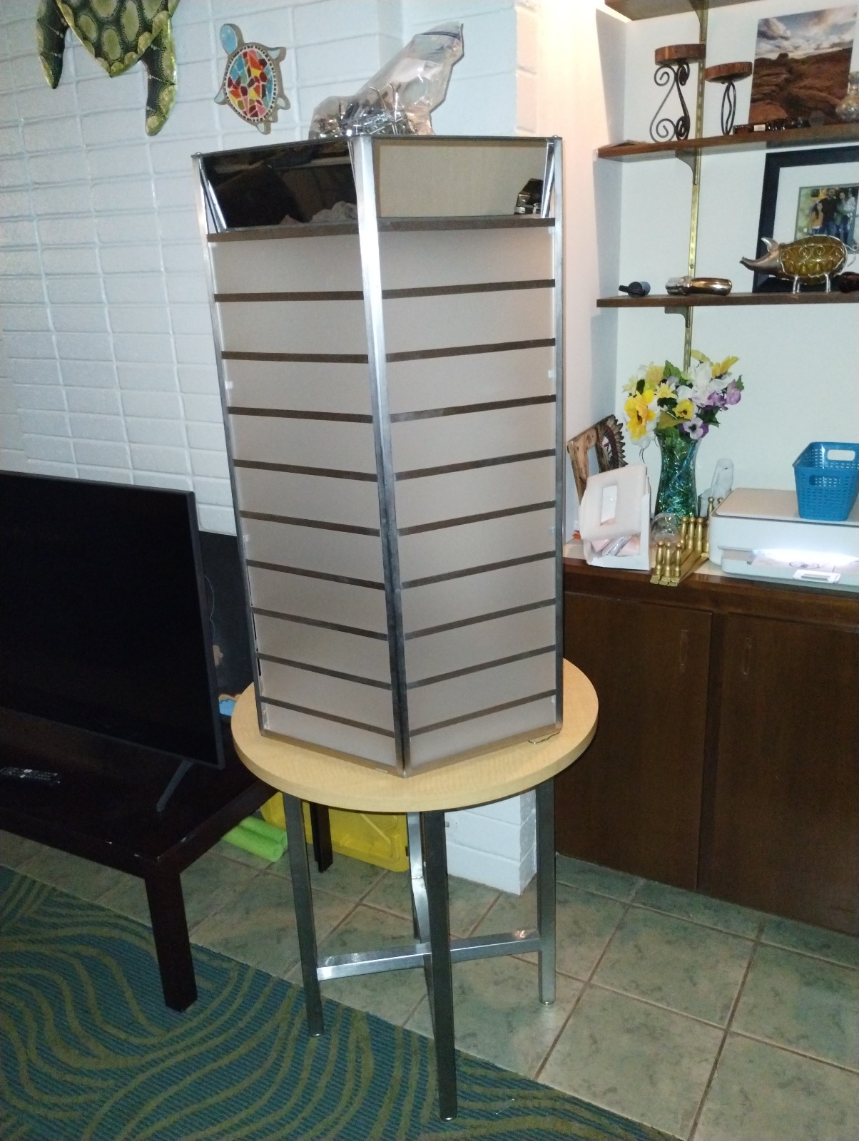 Heavy duty retail display stand