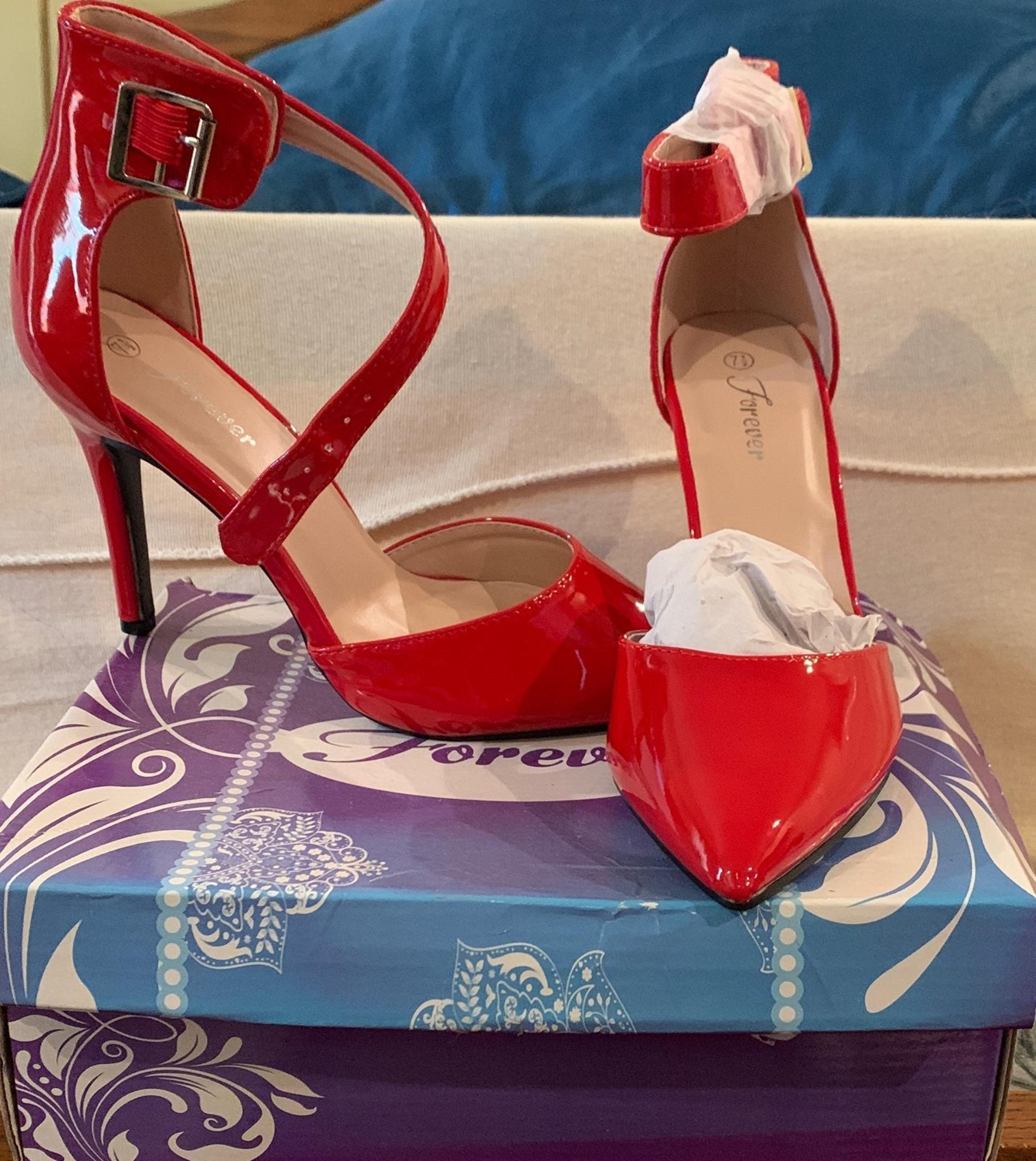 Sexy strapped red Pumps