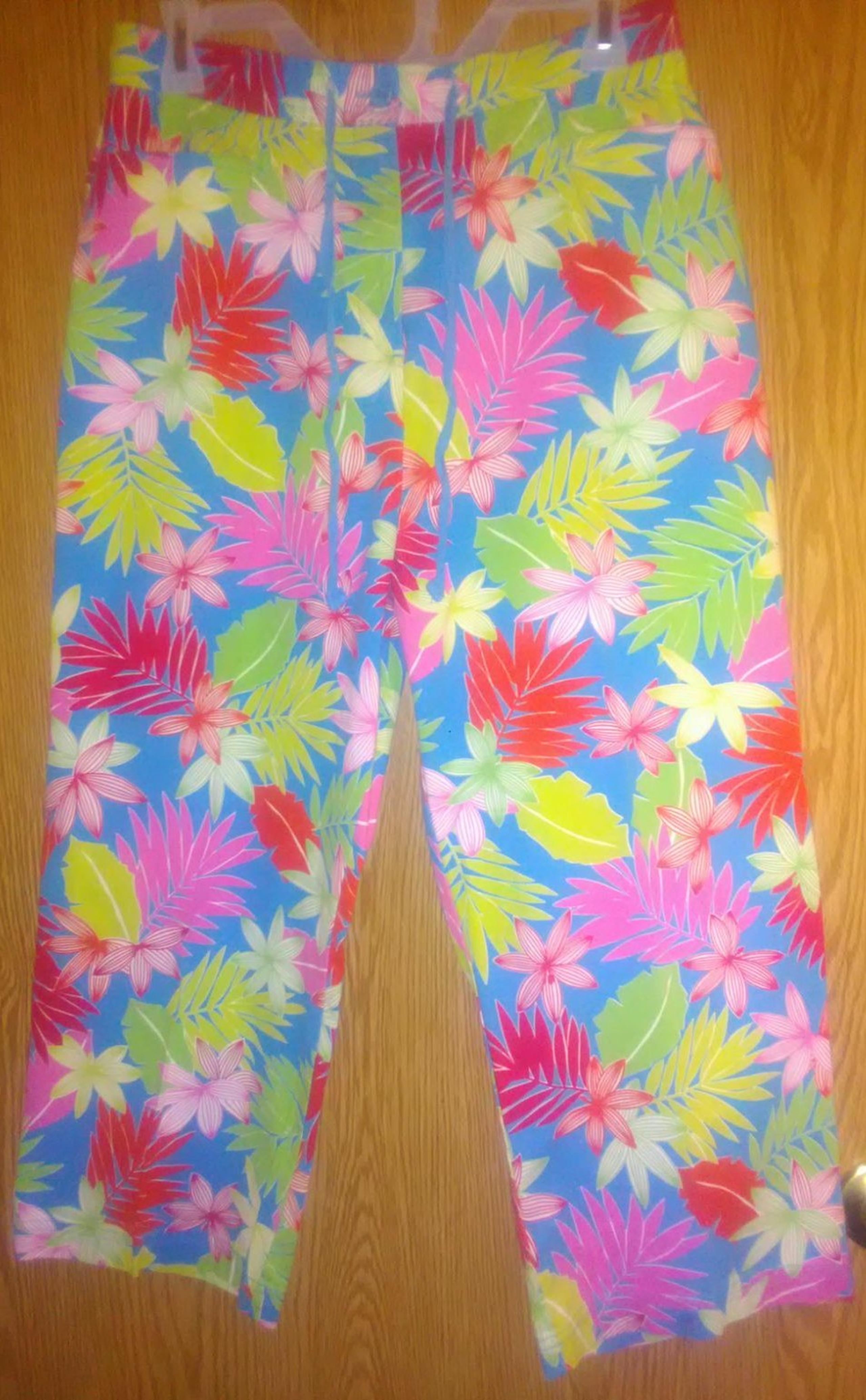 Women's Sag Harbor, Floral Capri Pants. Size 14
