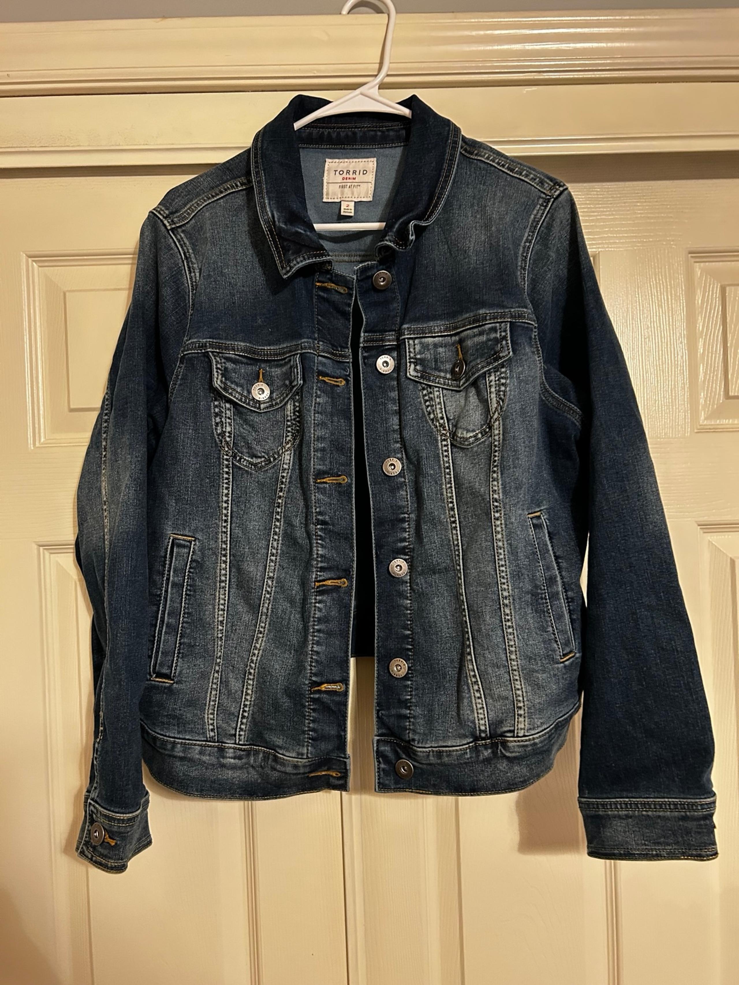 Torrid Womens Jean Jacket Feel the Fit Trucker Stretch BLUE Cotton Blend -Size 2