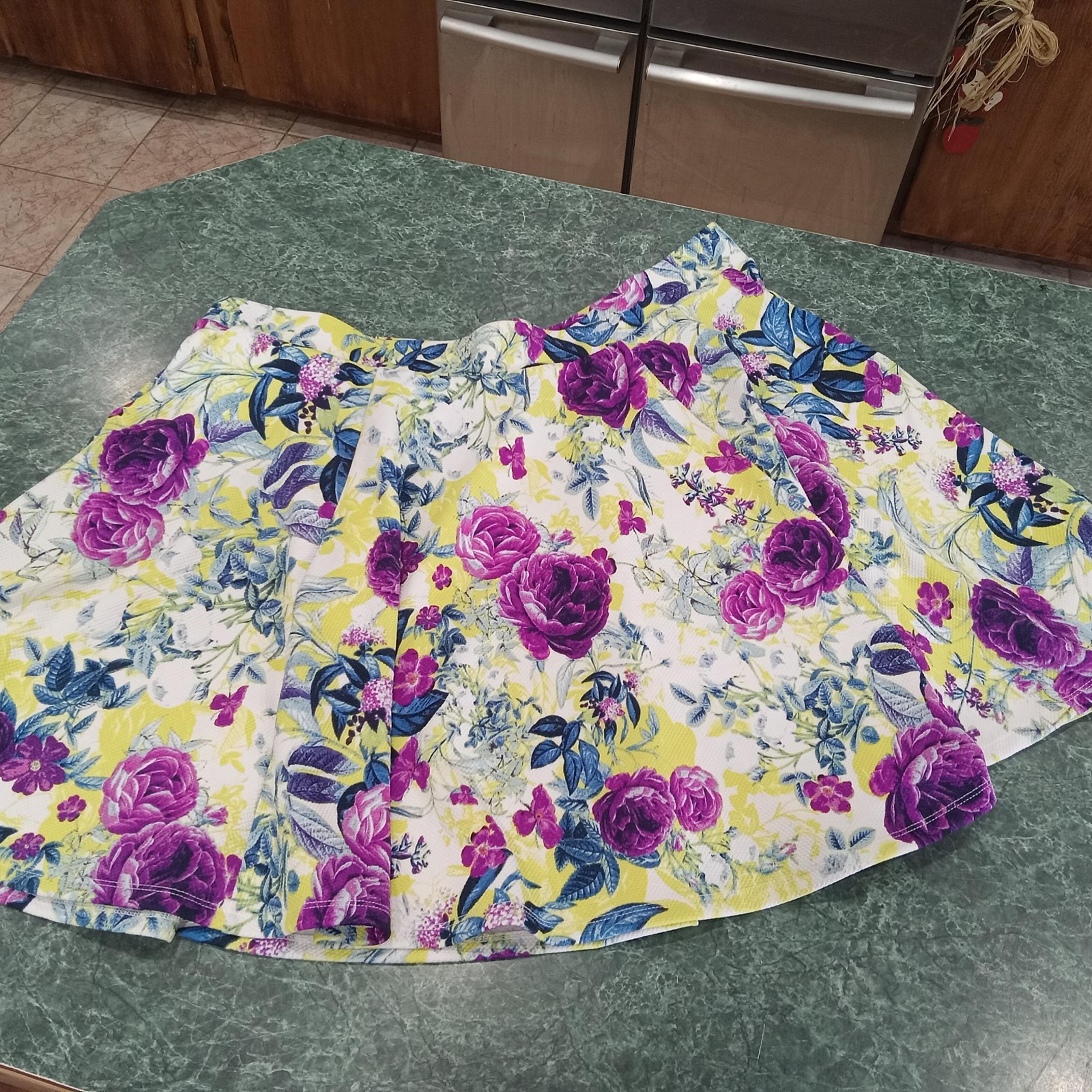 Torrid plus size 3 3x floral pleated textured circle skirt with pockets