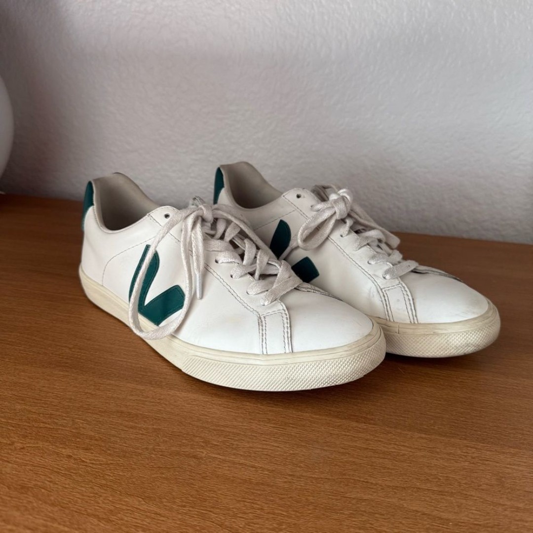 Veja White and Green Leather sneakers Women’s Size 8