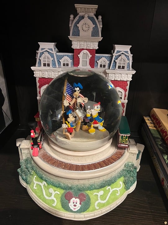 Limited Edition Disney Americana Main Street USA Snow Globe, Song: Yankee Doodle