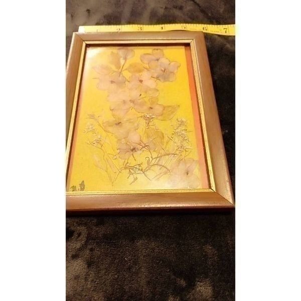 Vintage pressed flower art size 5+7 framed sighned by artist. In good condition.