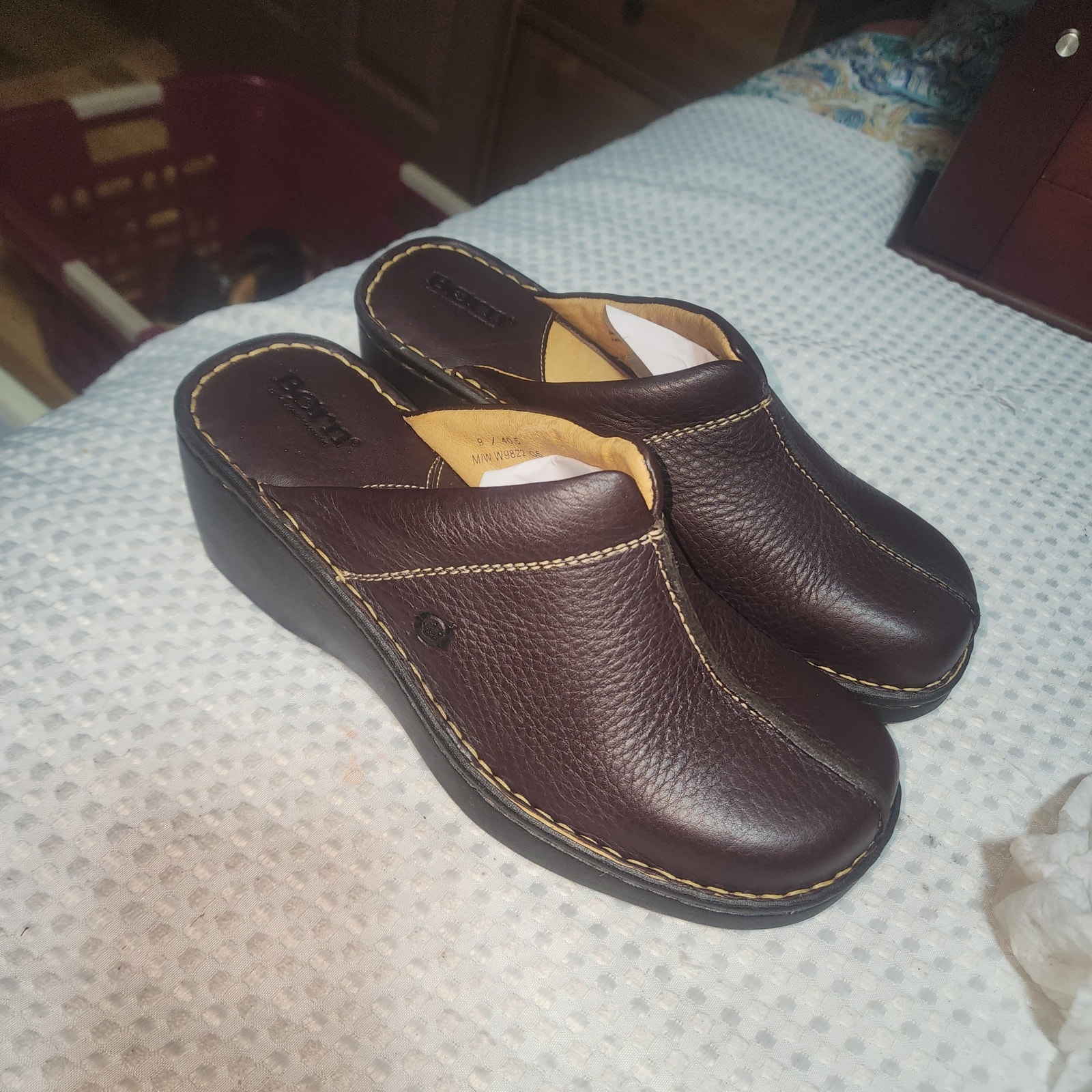BORN EUC WOMENS SZ 9 LEATHER SLIPON WEDGE SHOES