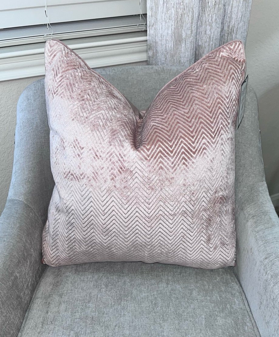 1-NWT CASA DECOR BLUSH PINK CHEVRON DESIGN DECORATIVE PILLOW
