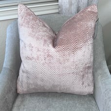 1-NWT CASA DECOR BLUSH PINK CHEVRON DESIGN DECORATIVE PILLOW