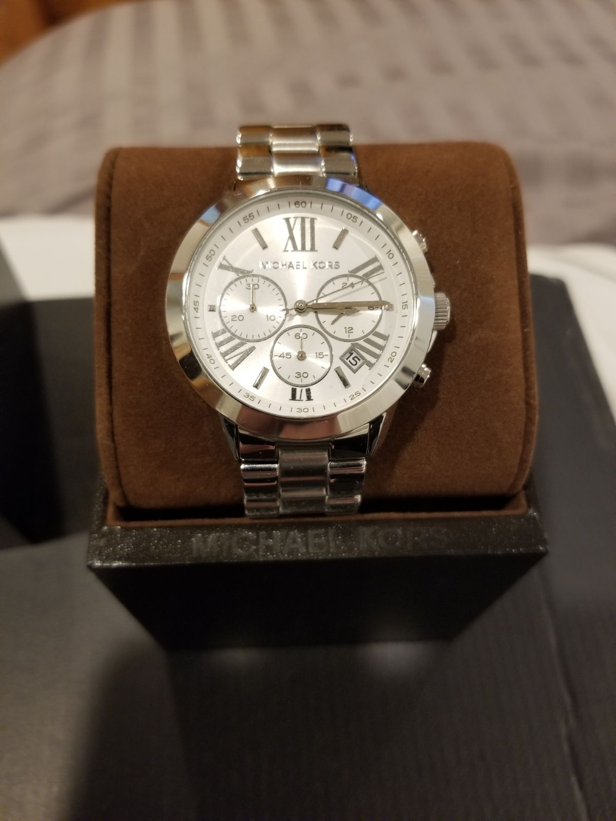 michael kors watches logo