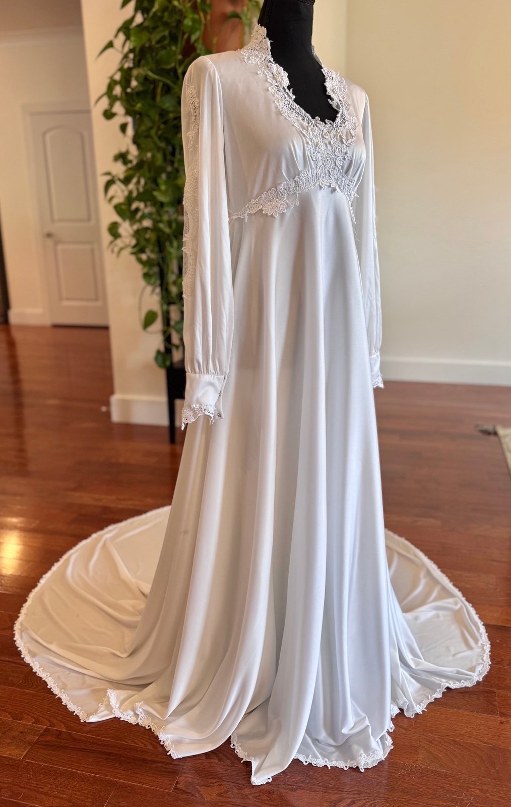 Sz 6 Vintage 1960s Wedding Dress High Neck Lace Pearls Long Sleeve Train White