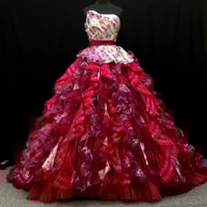 【Nicole】Skirt with accordion pleats in red on a white floral pattern from numbers 9 to 13.