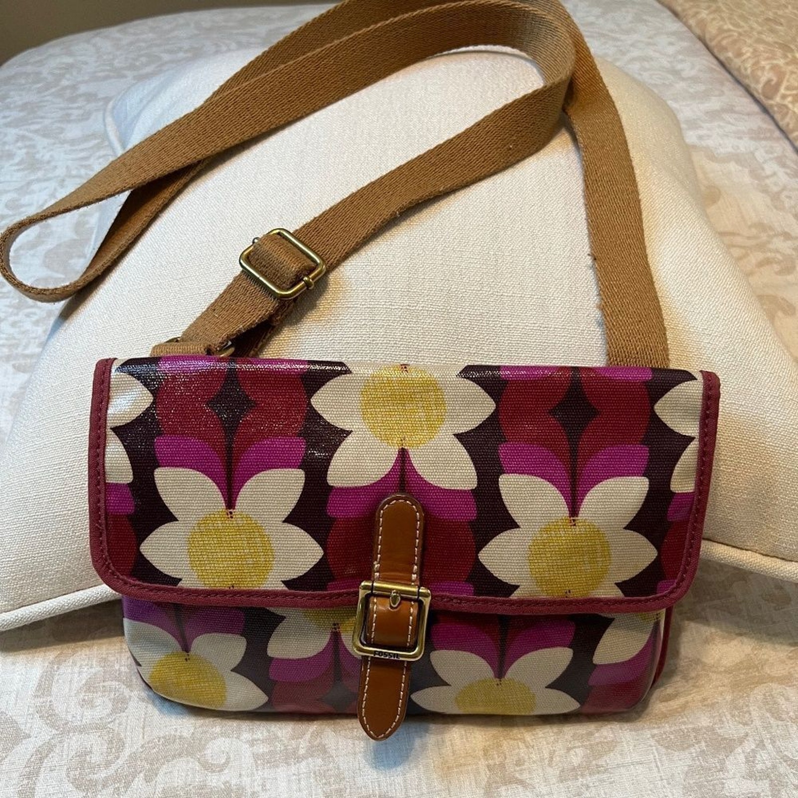Fossil purple floral coated textile crossbody bag purse