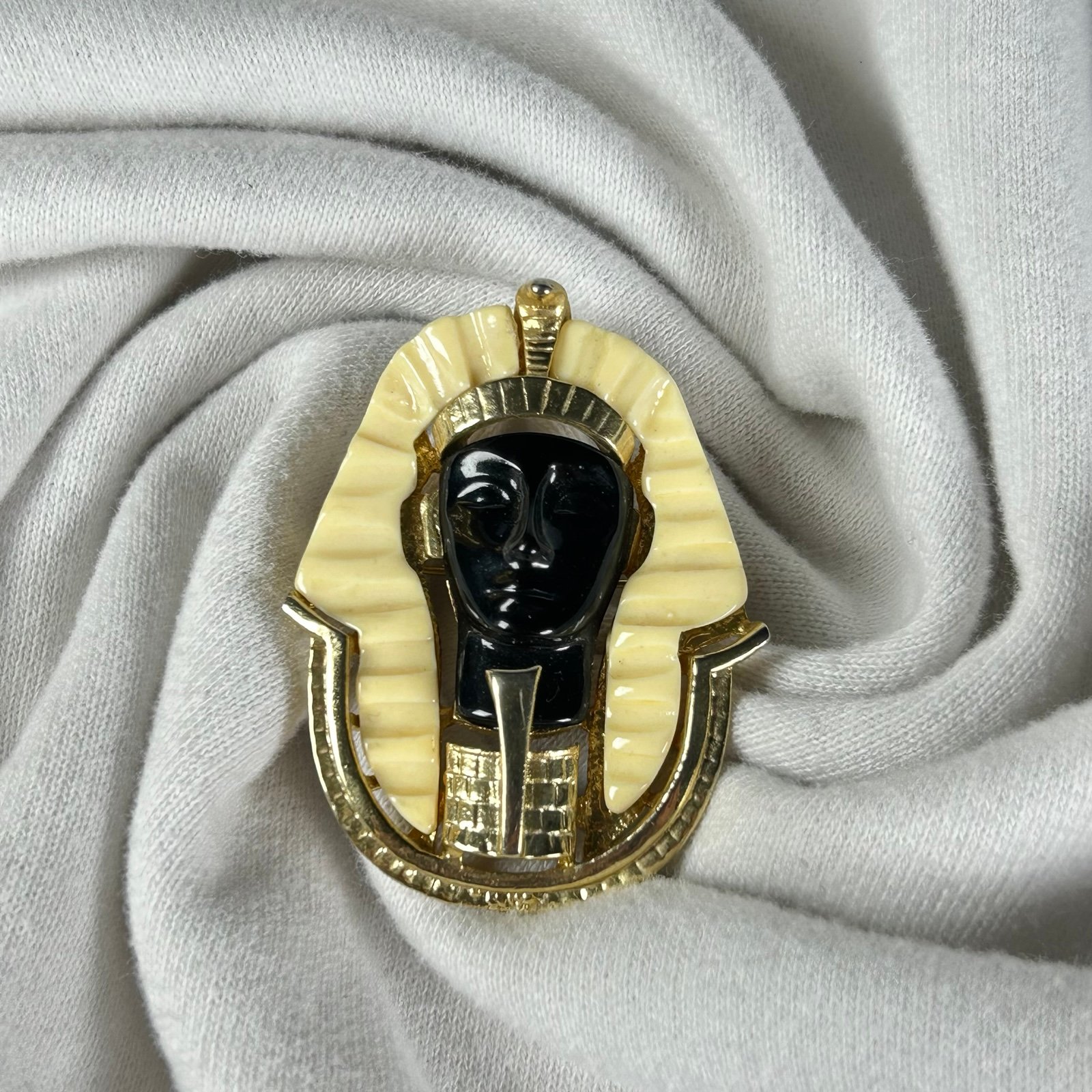 King Tut Brooch Egyptian Revival Carnelian Black Gem Lucite Gold Ton about 1 in