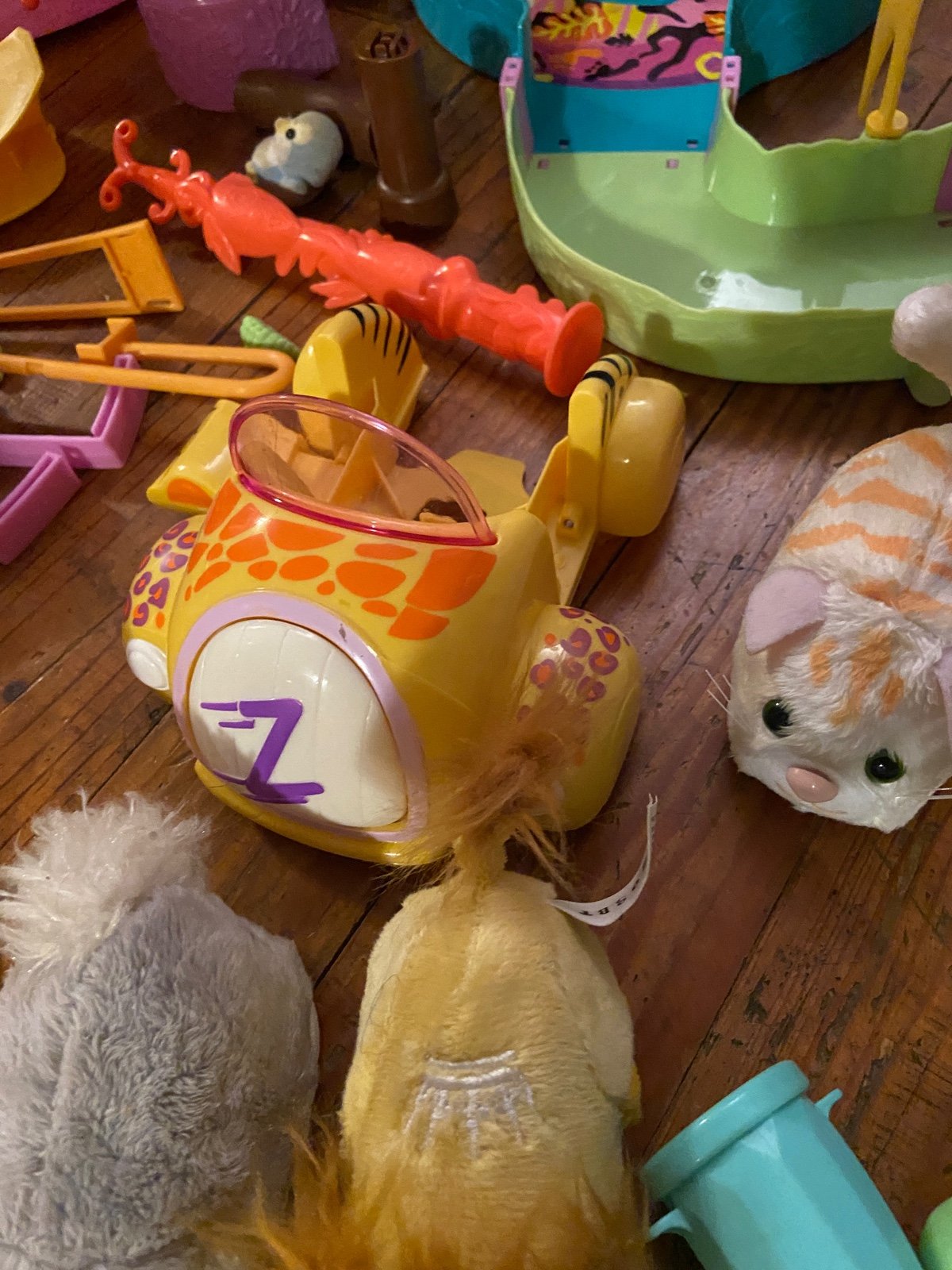 Zhu zhu pets and large track with accessories