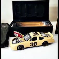 Elliot Sadler M&Ms #38 Budweiser 2005 Elite Taurus Test Car RCCA 403452 1 of 408