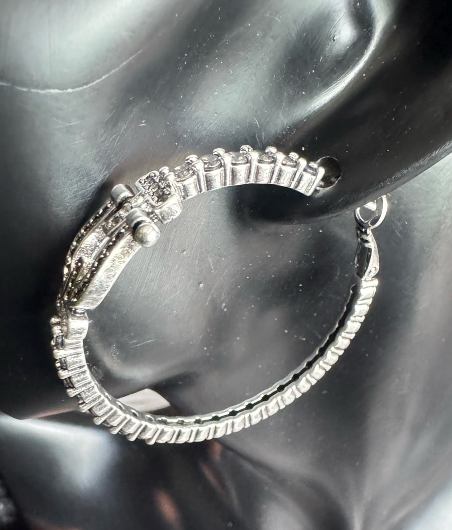 Letter U hooping earrings