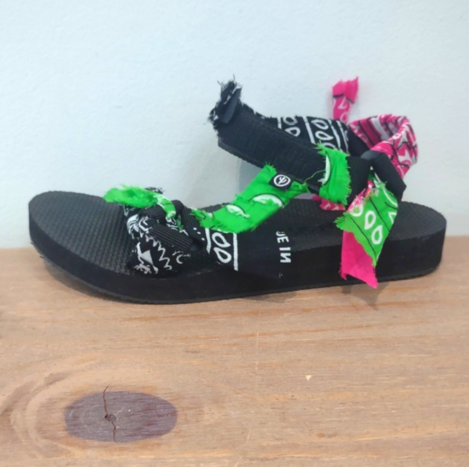 Arizona Love Trekky multi color bandana sandals NWOT 37 129
