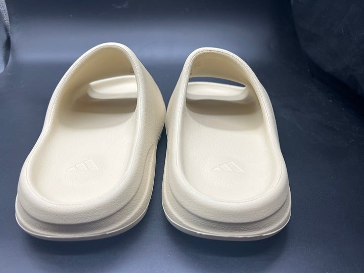 Yeezy shops slides