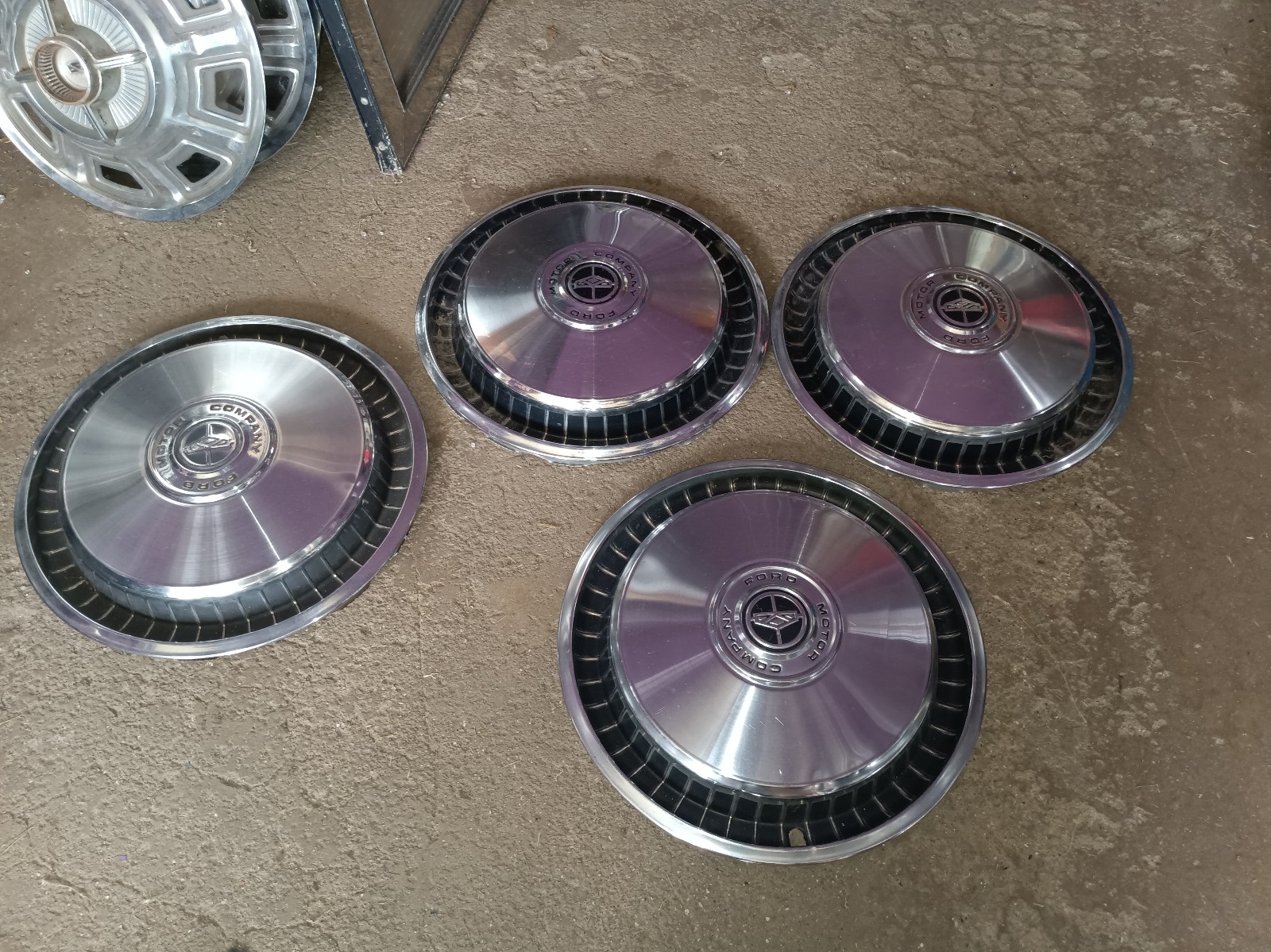 15 Ford truck hubcap set