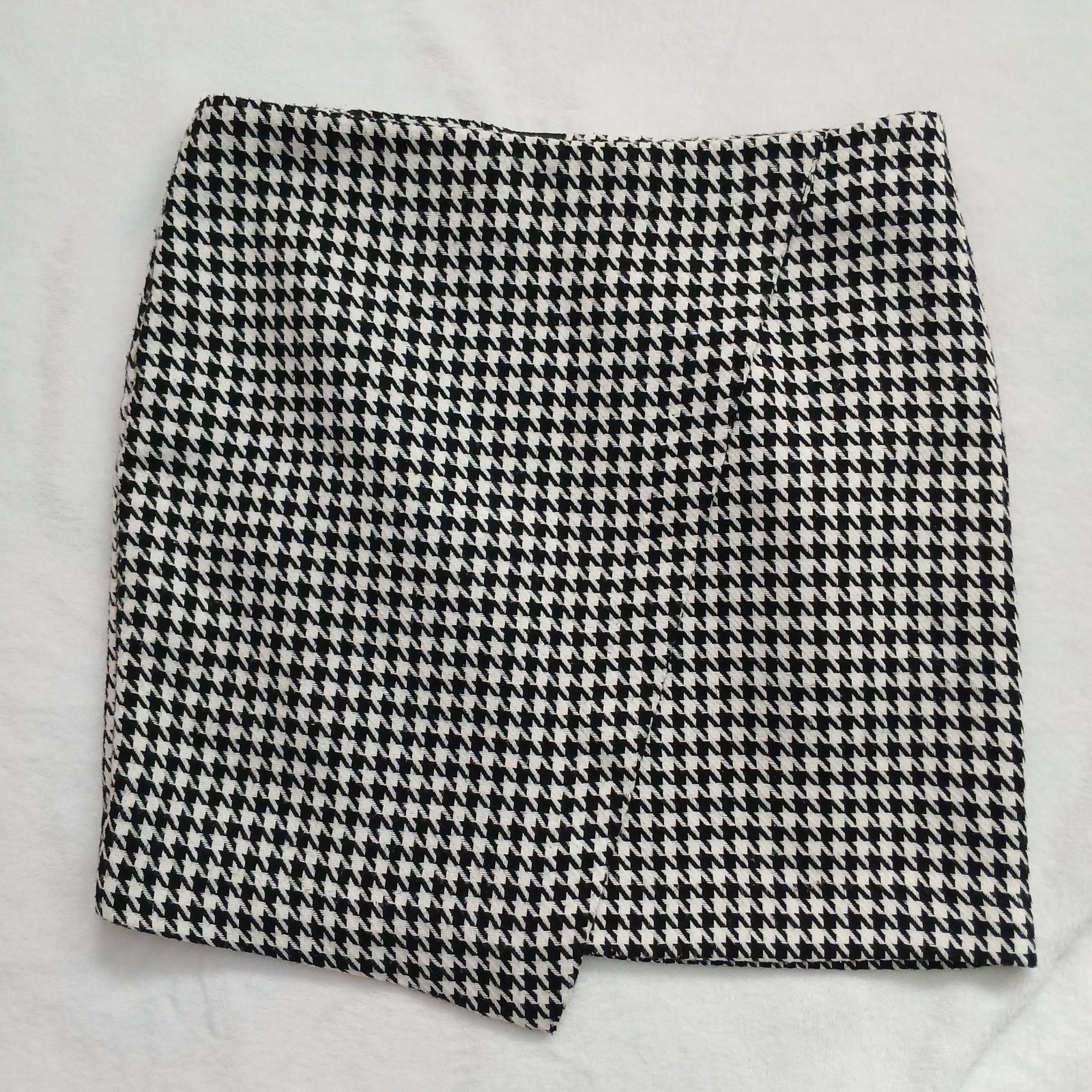 H&M Women's Houndstooth Mini Skirt Faux Wrap Wool Blend Size 8 Black And White