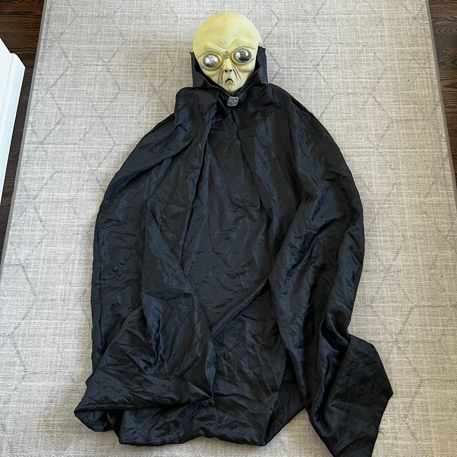 Halloween Costume Vintage 1990s Easter Unlimited Space Alien Mask w/ Black Cape