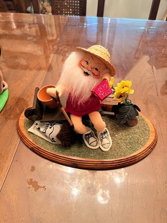 Annalee Mobilitee Dolls 10 Spring Planting Santa Doll 2002 No. 244902