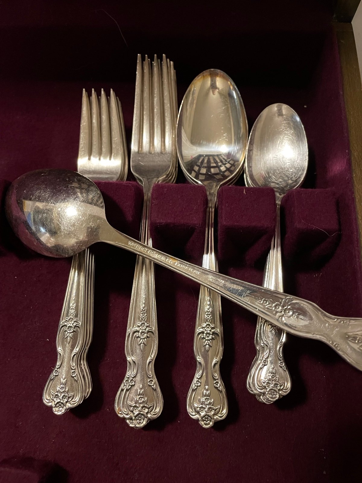30 pc Set of Rogers Extraplate Magnolia Inspired pattern Silver plate flatware