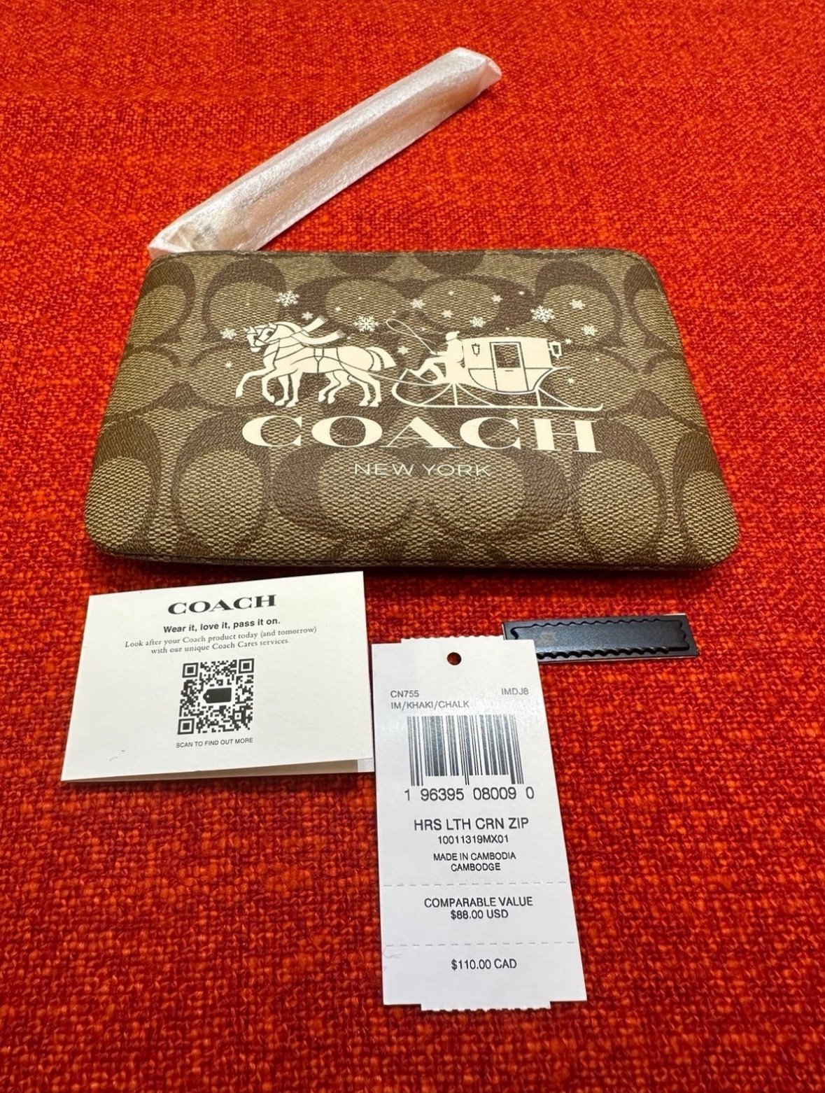 NWT Coach Corner zip wristlet/wallet with horse&Carriage motif CN755