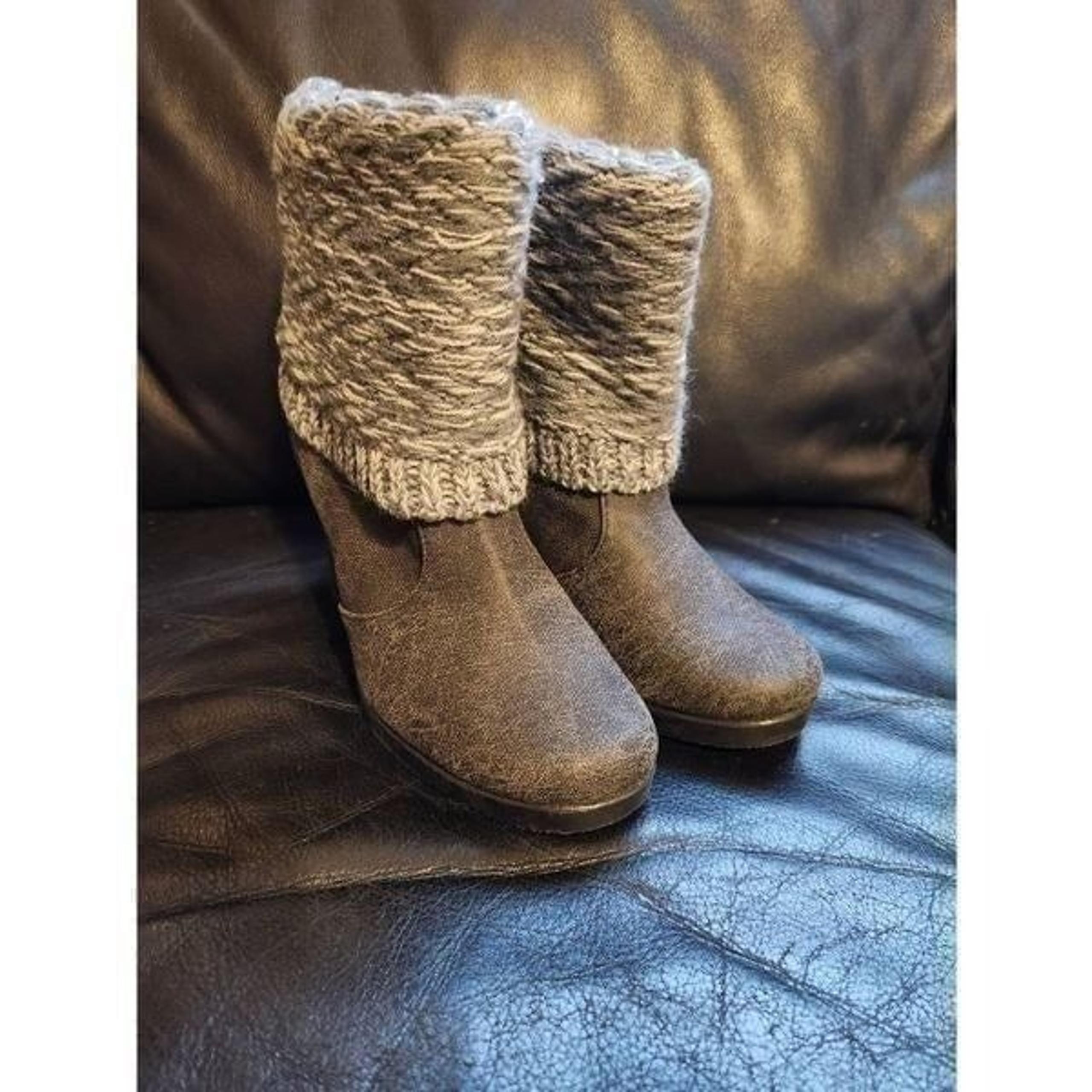 Muk Luks NWT Grey Lea Striped Canvas and sweater Waterproof  boots size 8