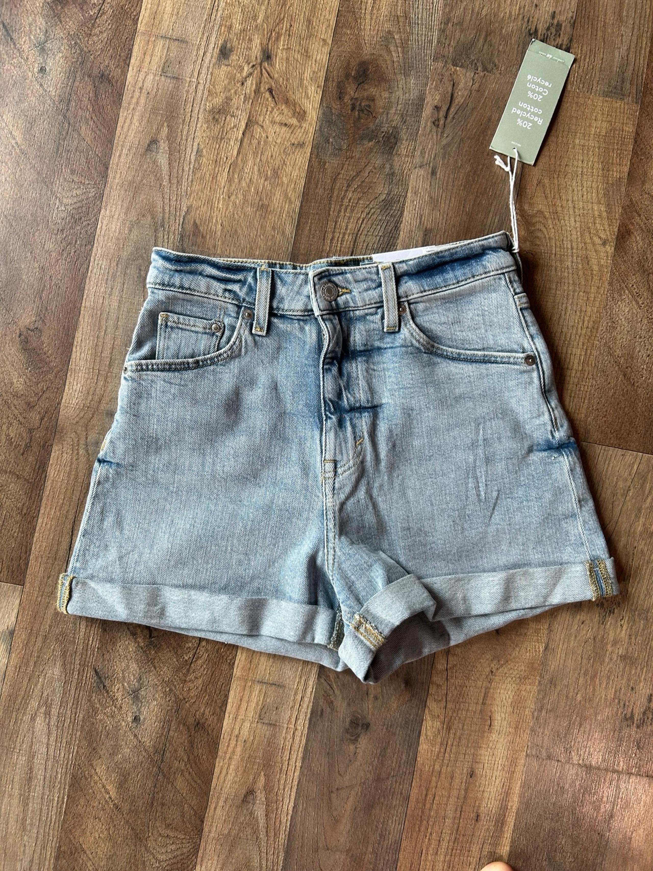 NWT size 4 H&M ultra high-rise cuffed mom shorts