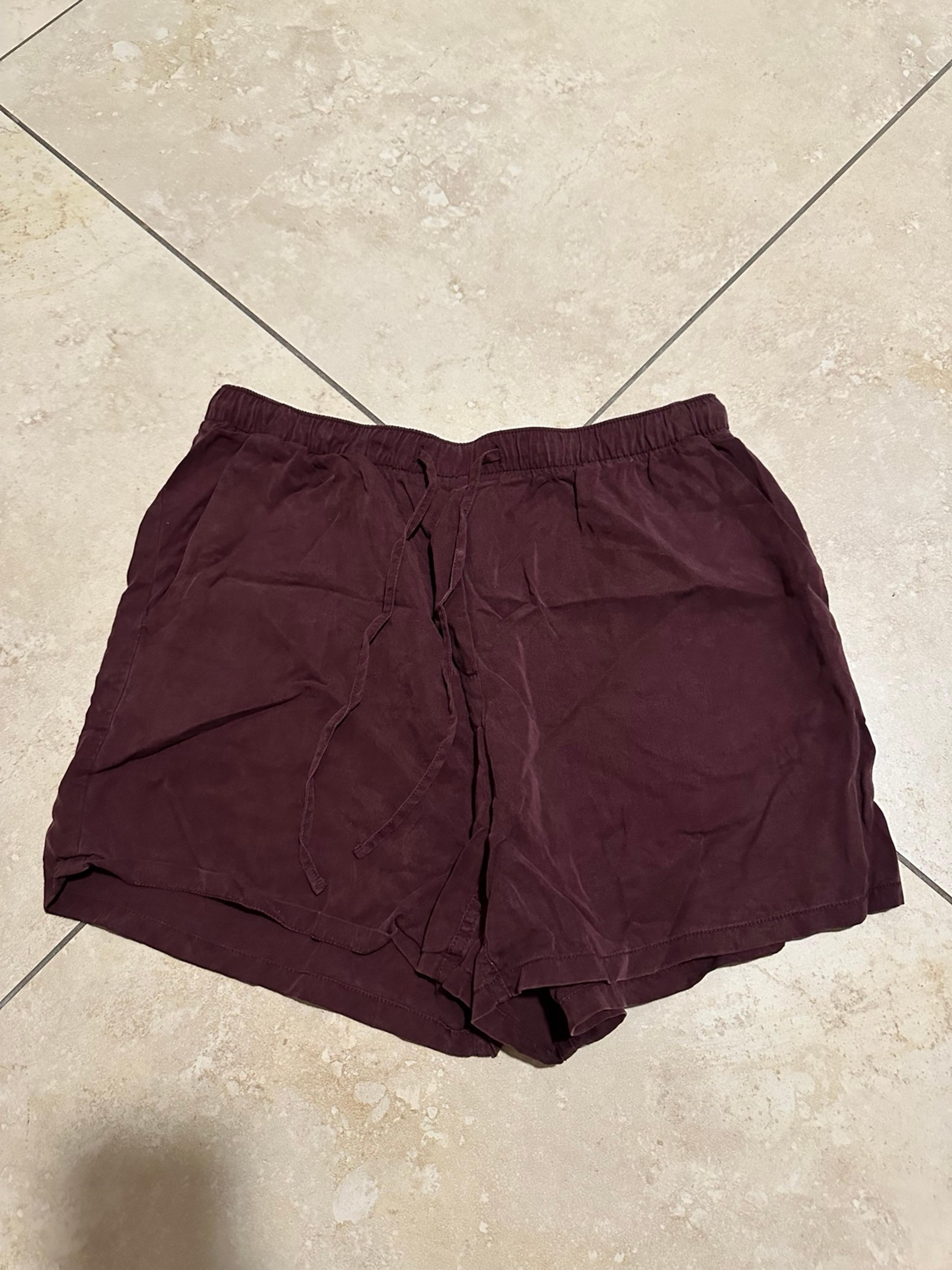 GAP women Comfy & Cute Pocketed Drawstring Shorts Flowy Fit (MEDIUM)