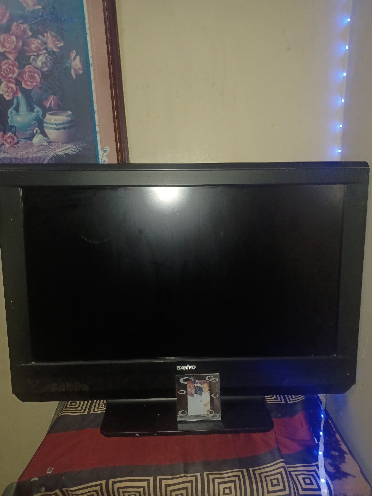 FLAT SCREEN ( Sanyo) 32 + Inches