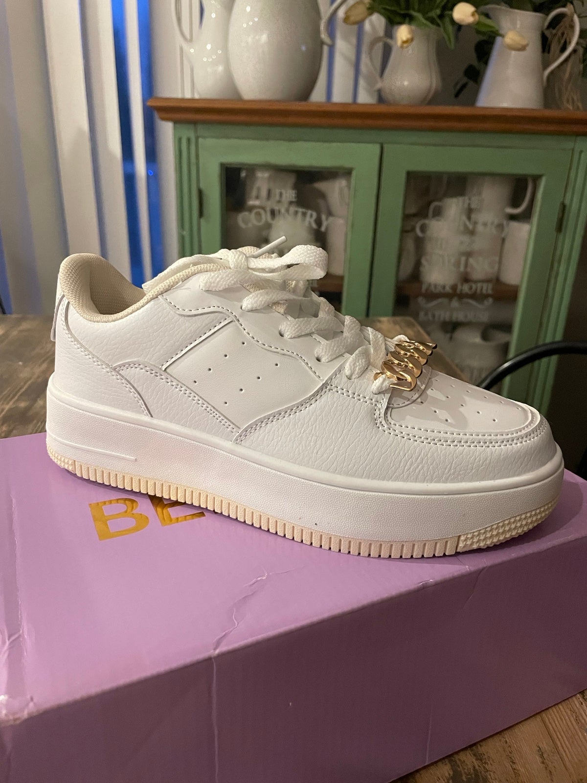 Bernese tennis shoes size 7
