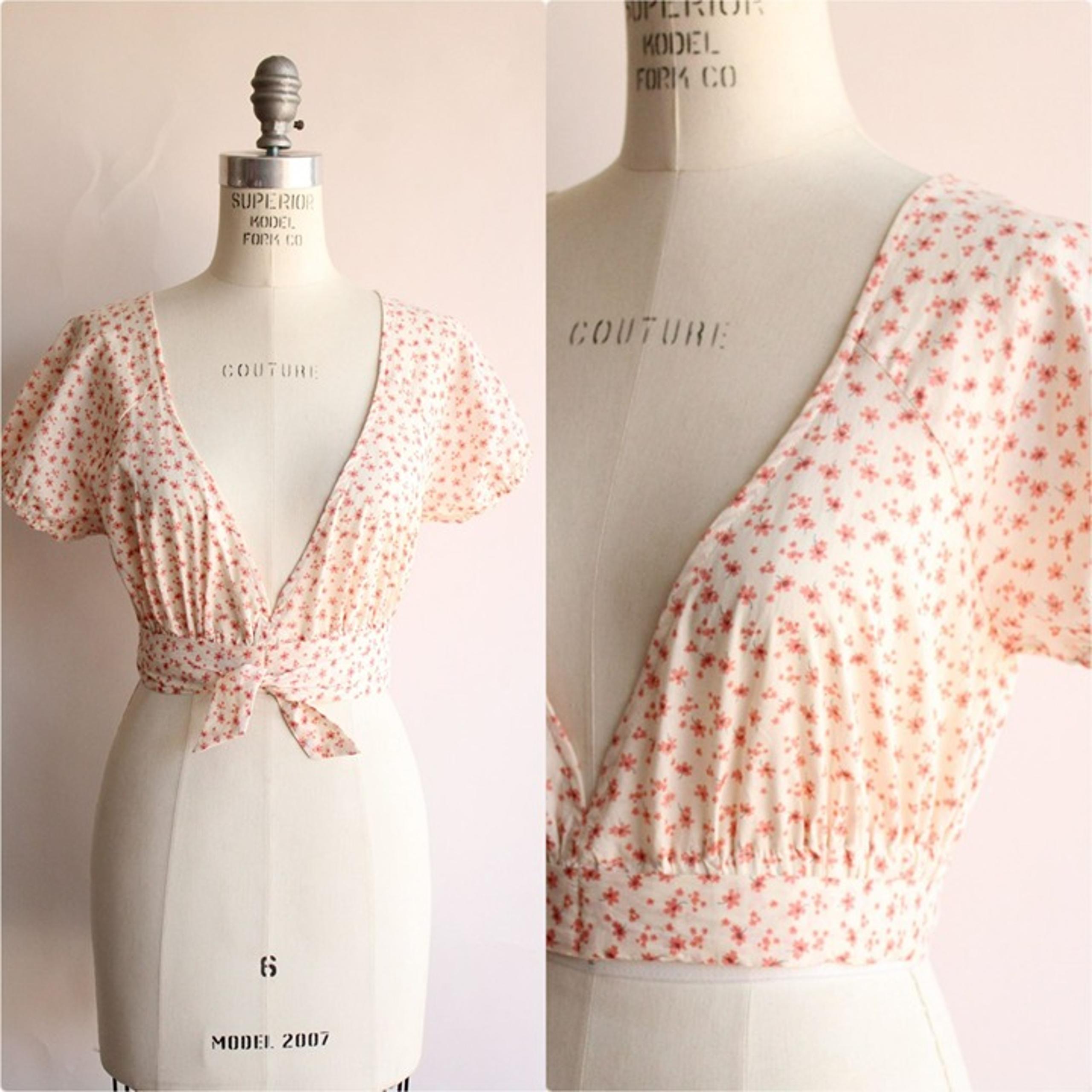 Tillys Womens Crop Top, NWT, Size Large, Coral and Cream Floral, Tie Waist, New