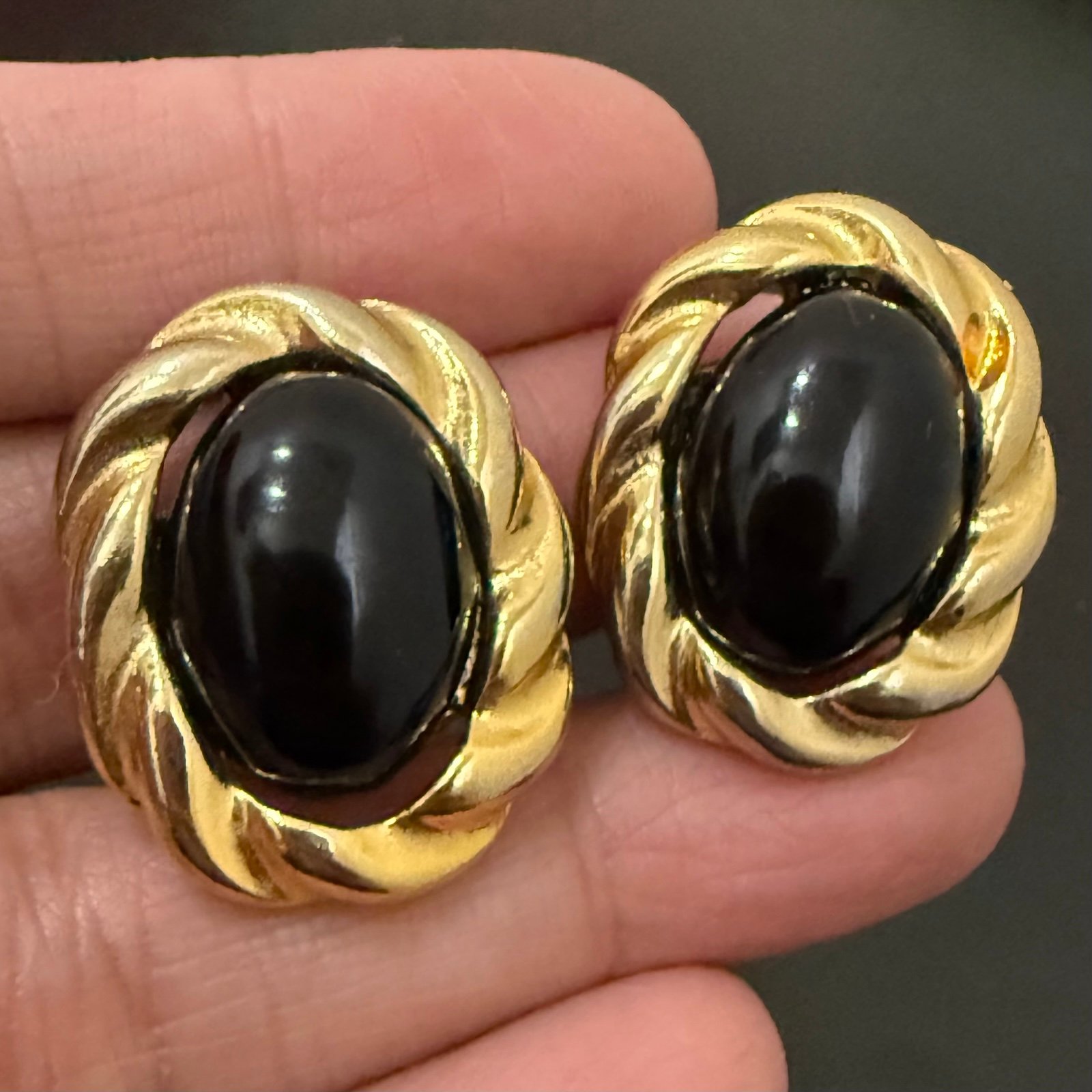 Vintage Unsigned Black Oval Cabochon Gold-tone Button Clip On Earrings 19g.