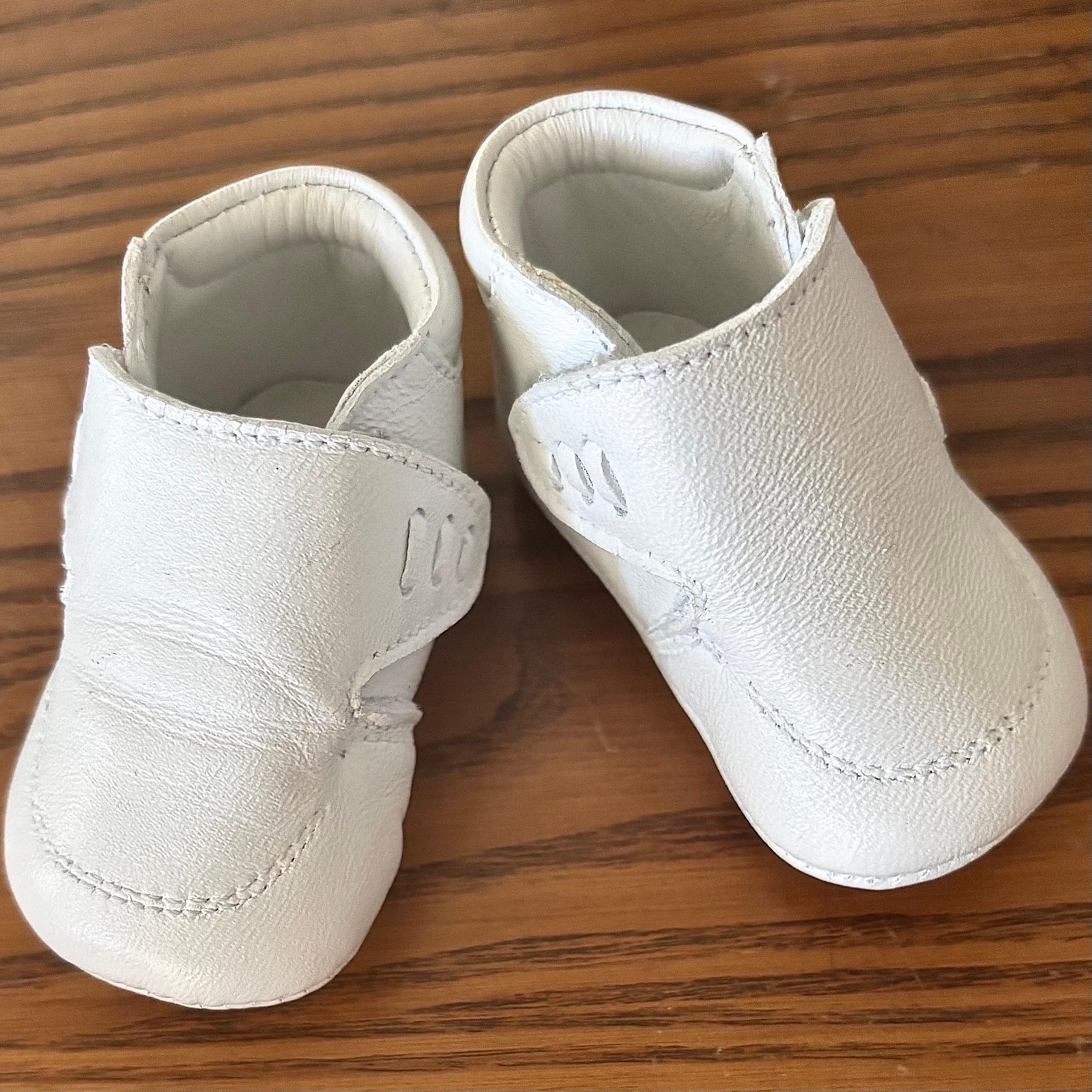 Sz 0 NWOT baby white lamb skin shoes boots booties, Velcro Easter wedding photo