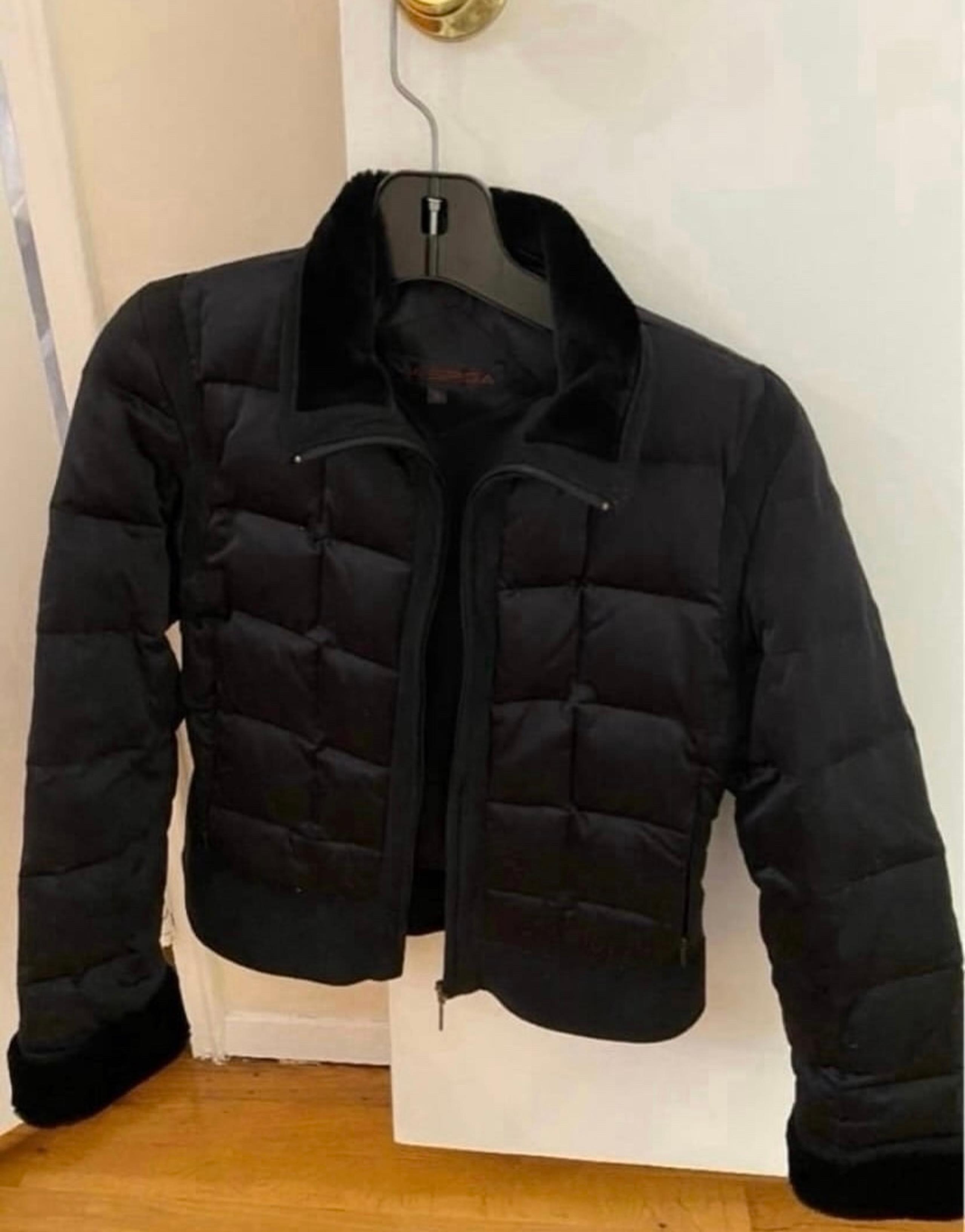 Jacket Via Spiga down filled jacket
Womens black sz small