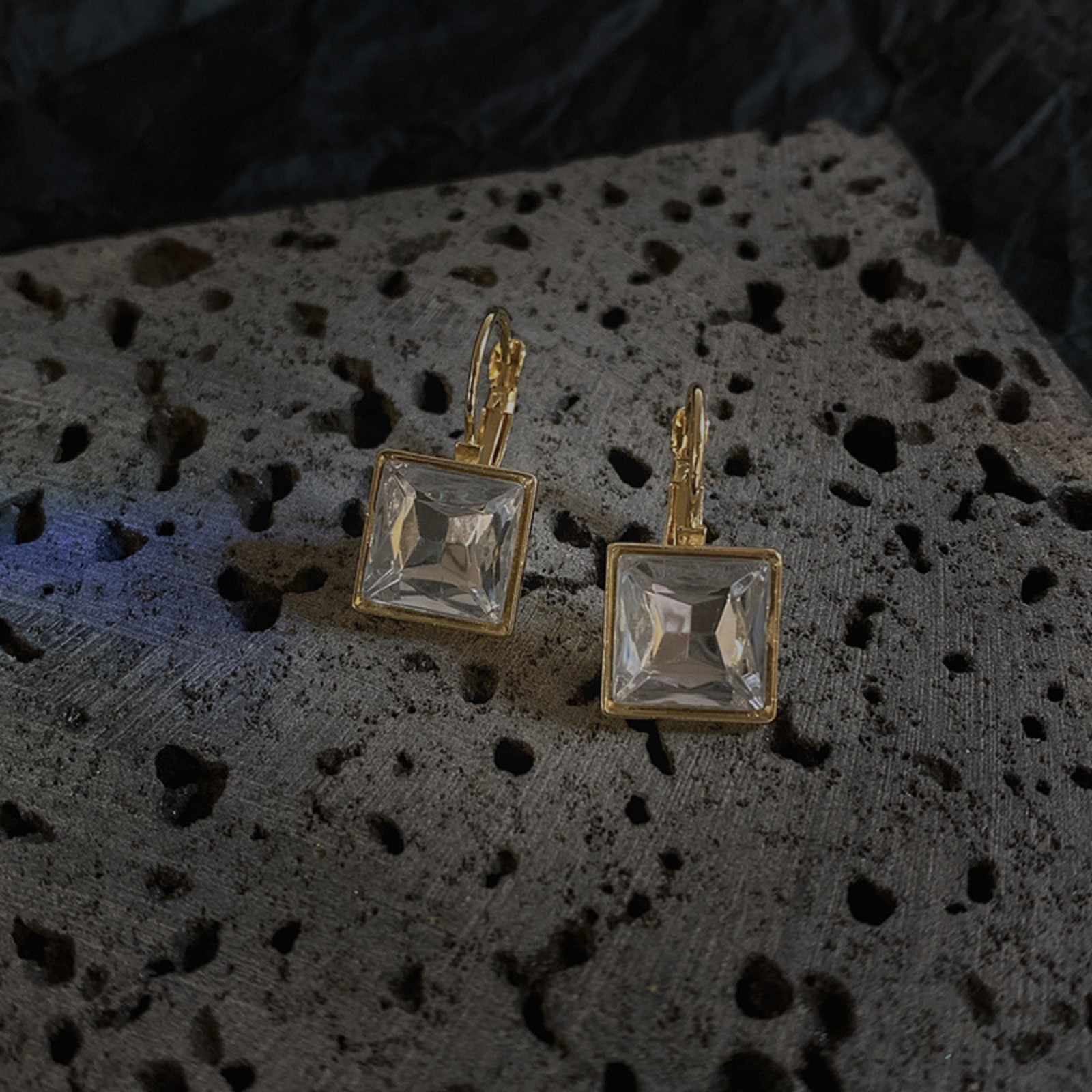 Zircon earrings are simple and stylish