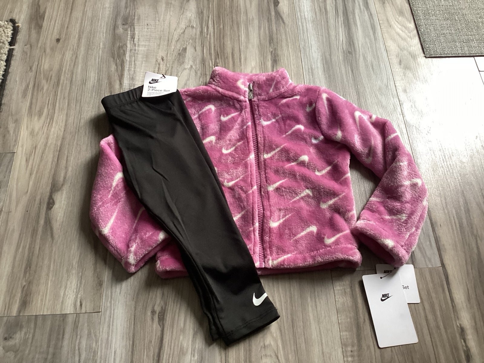 Toddler girls Nike set size 2T(NWT) ~~~~PRICE IS FIRM~~~~