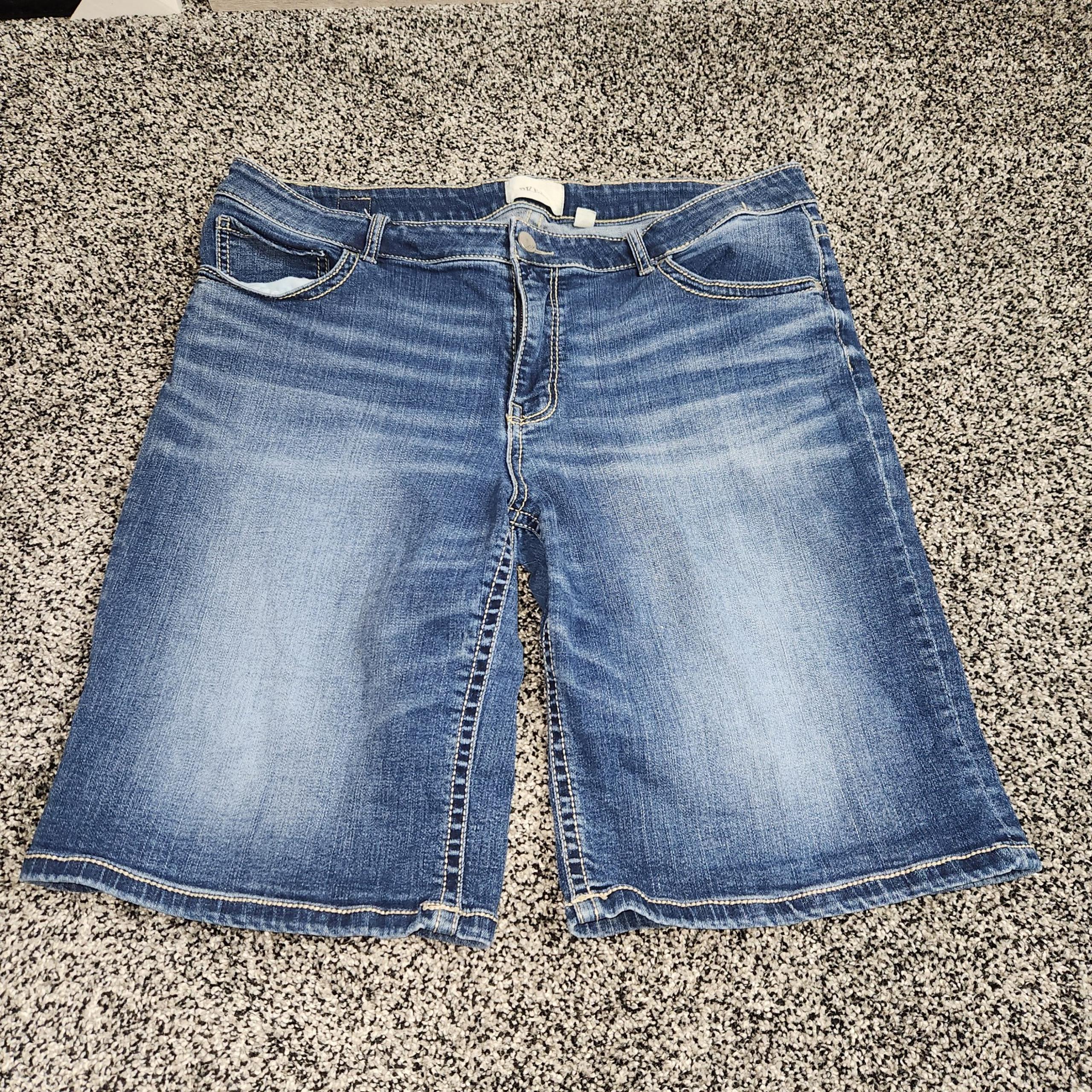 Bke Denim Gabby Bermuda Shorts Women Size 34, 11" Inseam,10.5" Rise, Faded Front