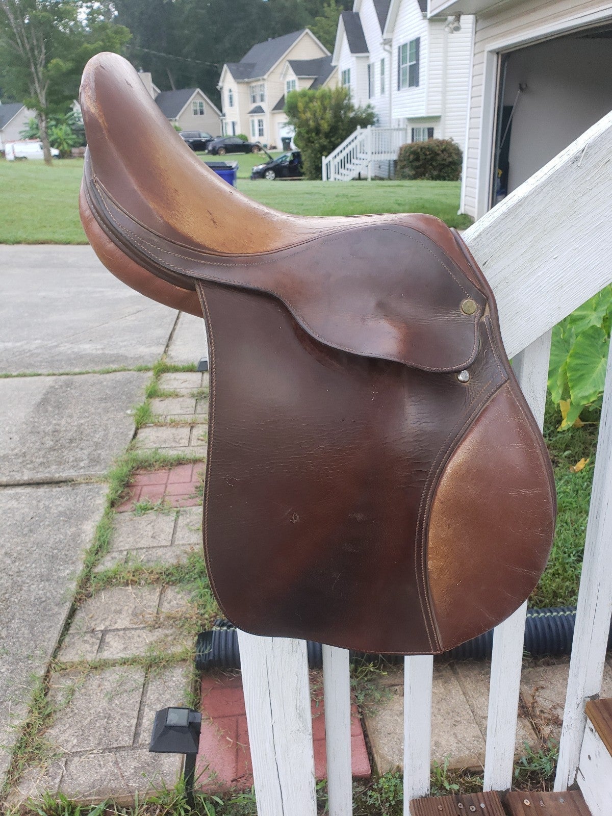 English shops saddle