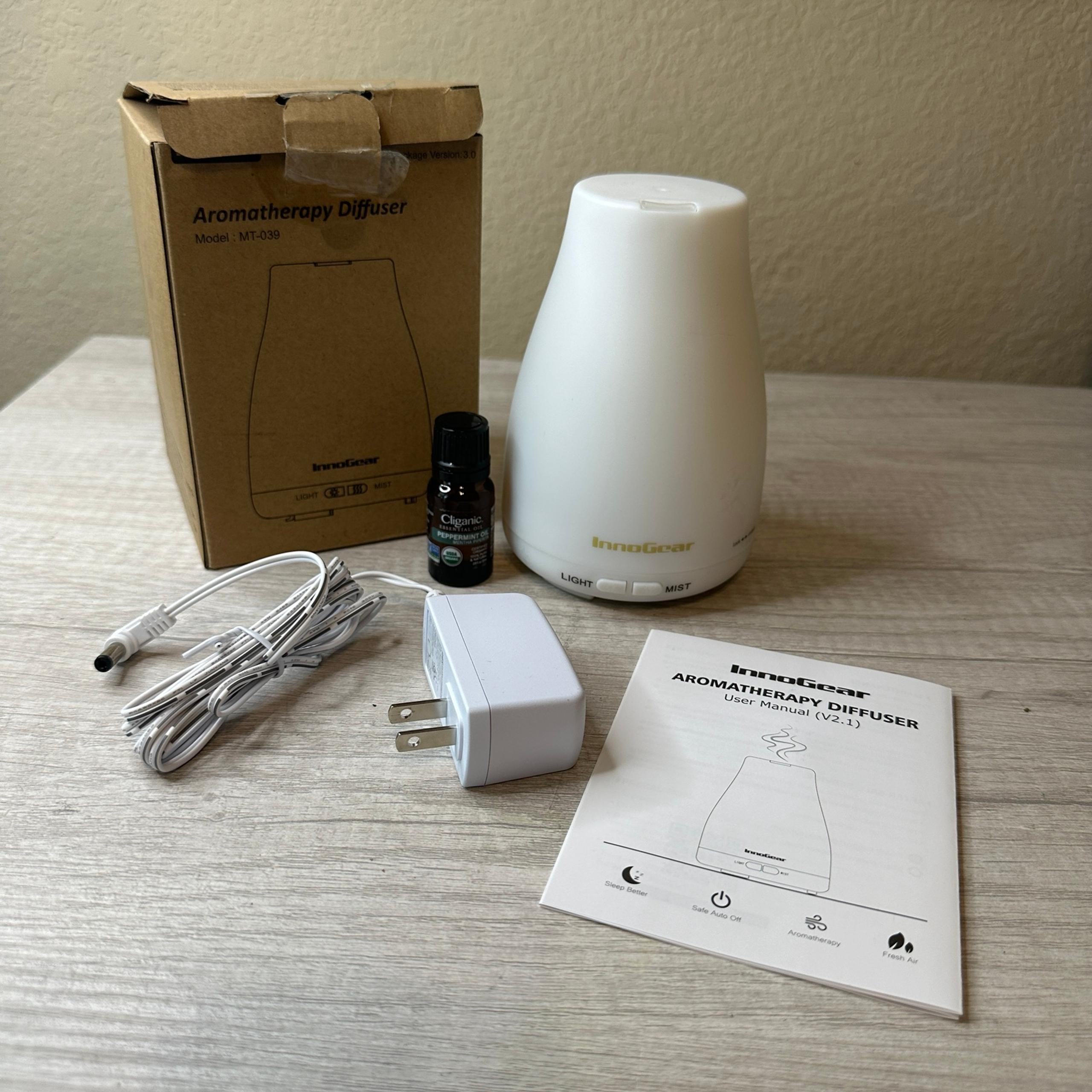 NWT Small Innogear Essential Oil Diffuser w/ bonus Peppermint Oil