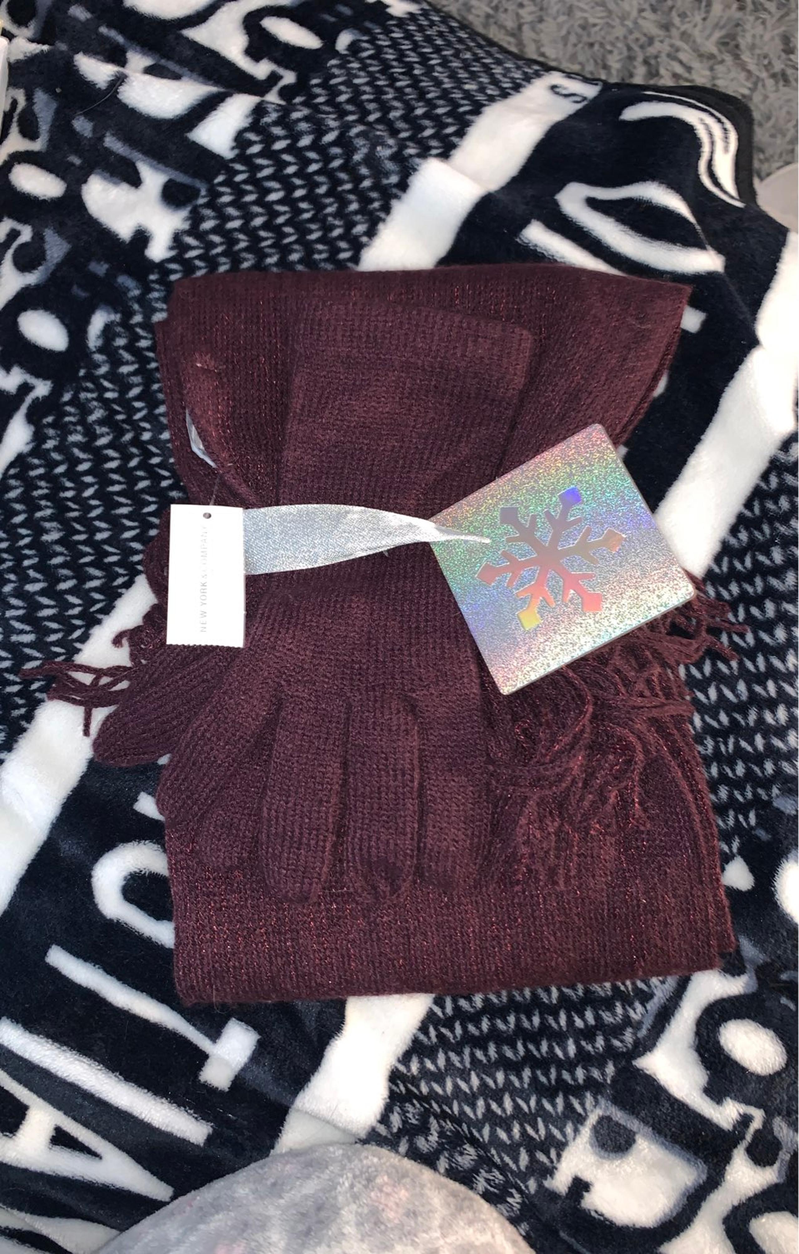 New york and company scarf glove set