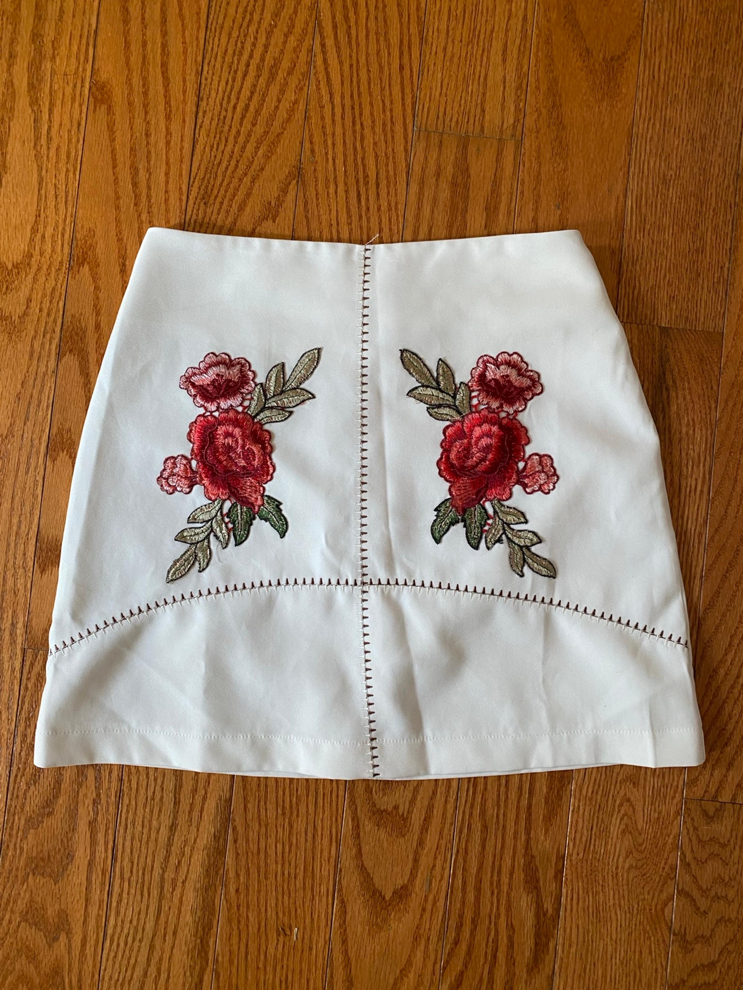 She + Sky White Embroidered Mini Skirt Size Small