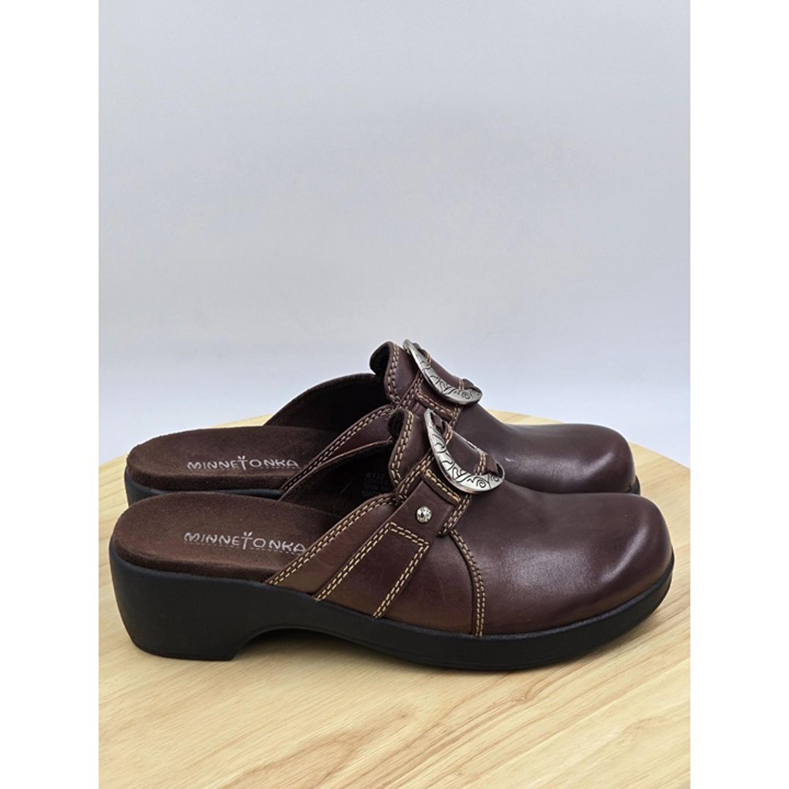 MINNETONKA Womens  sz 6 Shoes Brown Leather Clogs Slip-On Mules Silver Accent 1