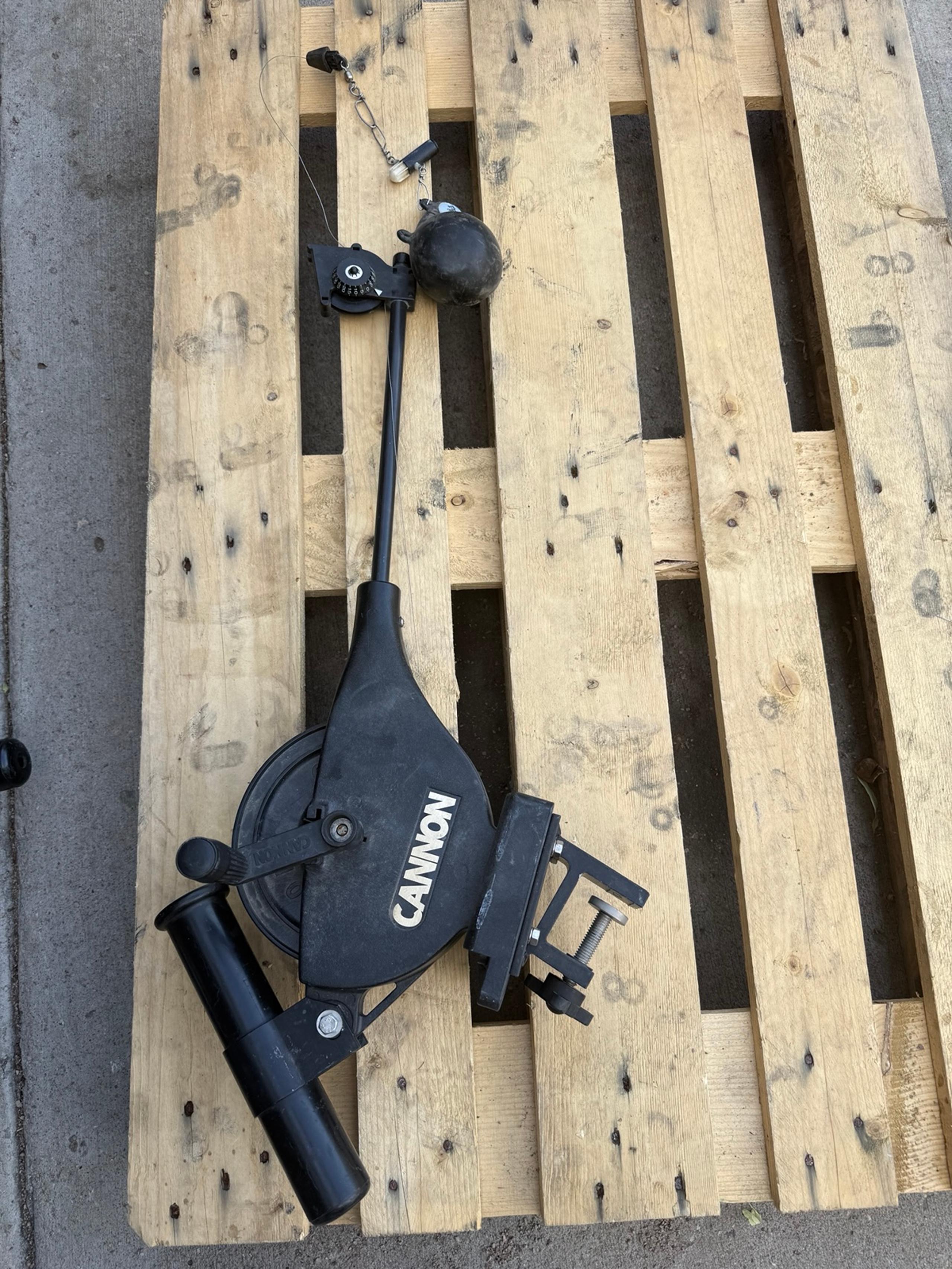 Cannon Lake-Troll Manual Downrigger w/6 lbs flash weight