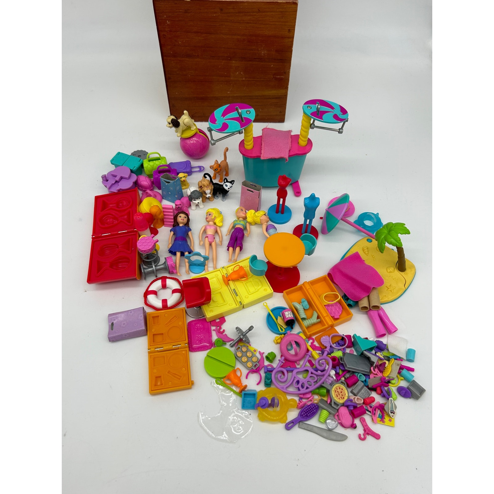 Large lot Vintage Polly Pocket Designer Mall dolls clothing etc