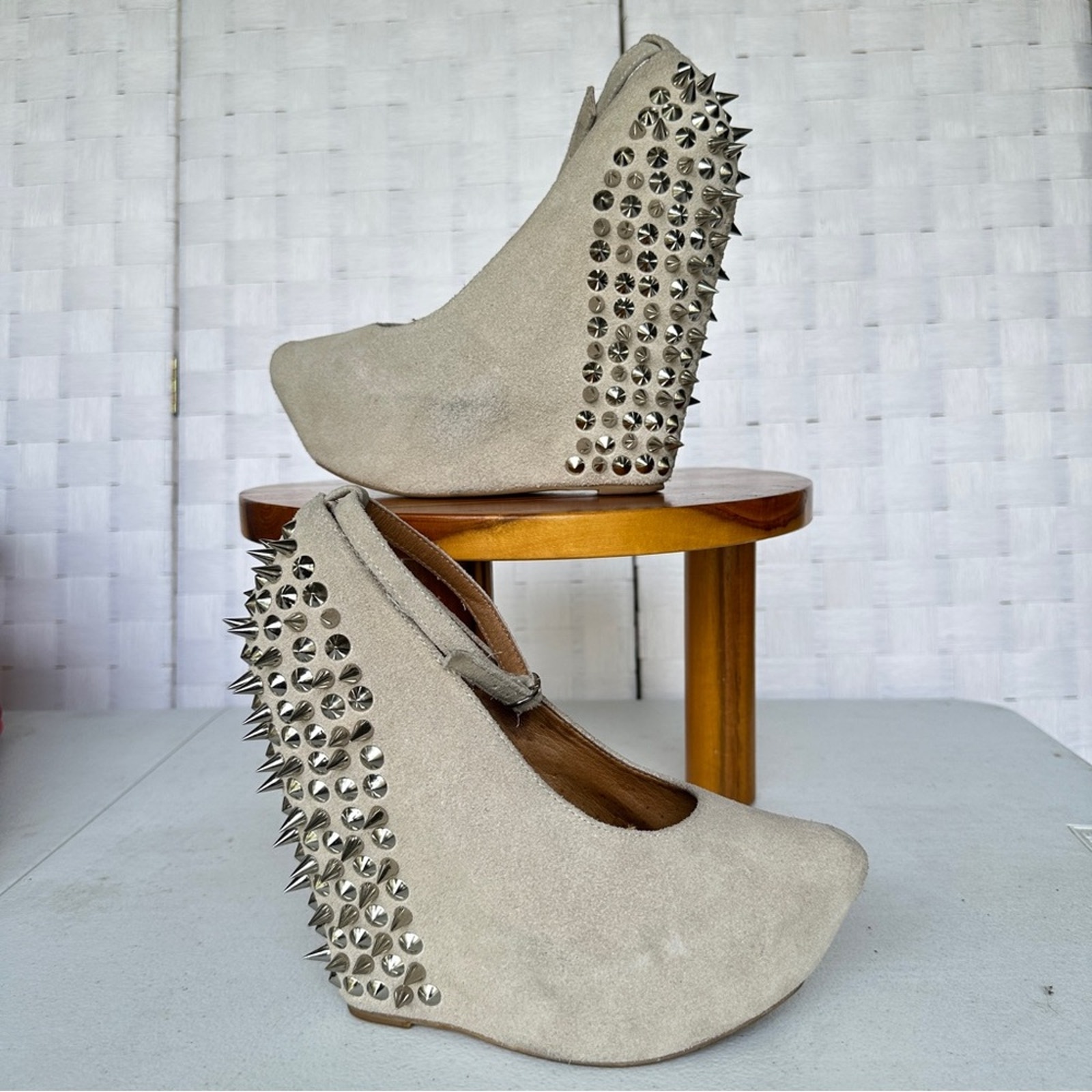 Jeffrey Campbell Cream Wedges with Edgy Sculptural Design Studded Spikes Sz 7