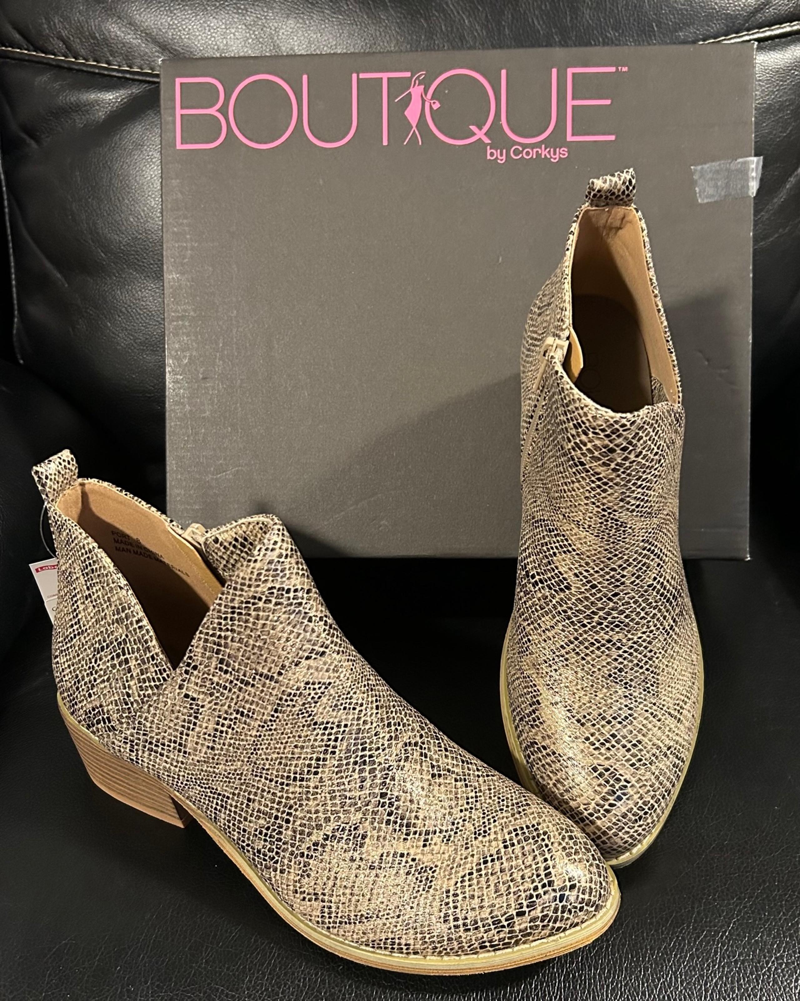 NIB Women’s Metallic Gold/Tan/Black Side Zip Animal Print (Snake?)Booties Size 8