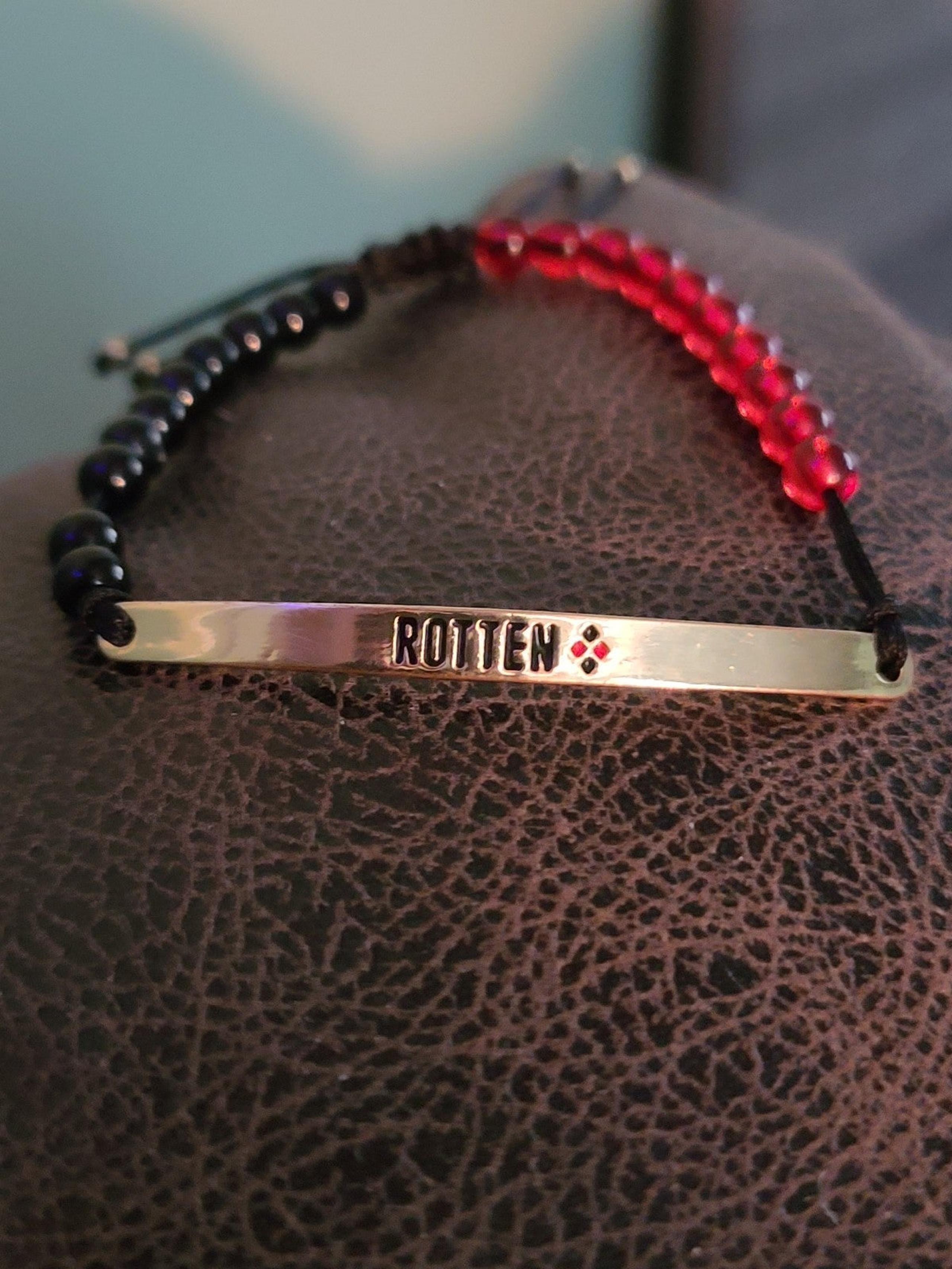 Bracelet Hot Topic "Rotten" beaded Harley Quinn red and black good condition