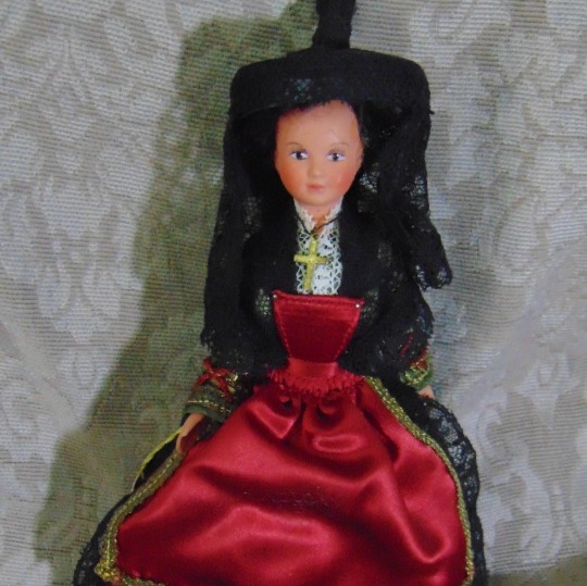 LE MINOR DOLLS: 8 REINE DE BOURGOGNE IMPECCABLE CONDITION LIKE NEW ALL ORIGINAL